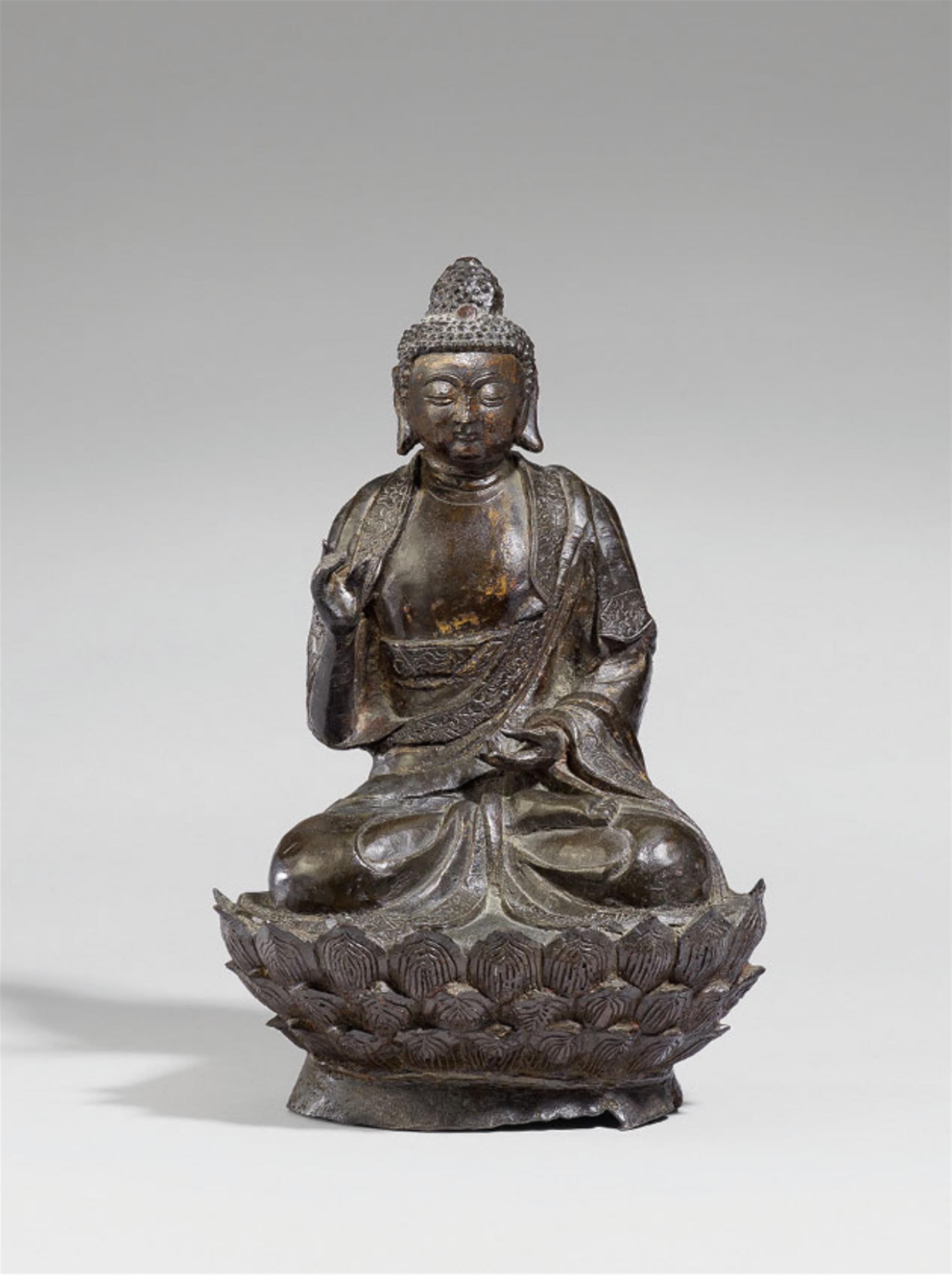 A bronze figure of a Buddha. 16th/17th century - image-1