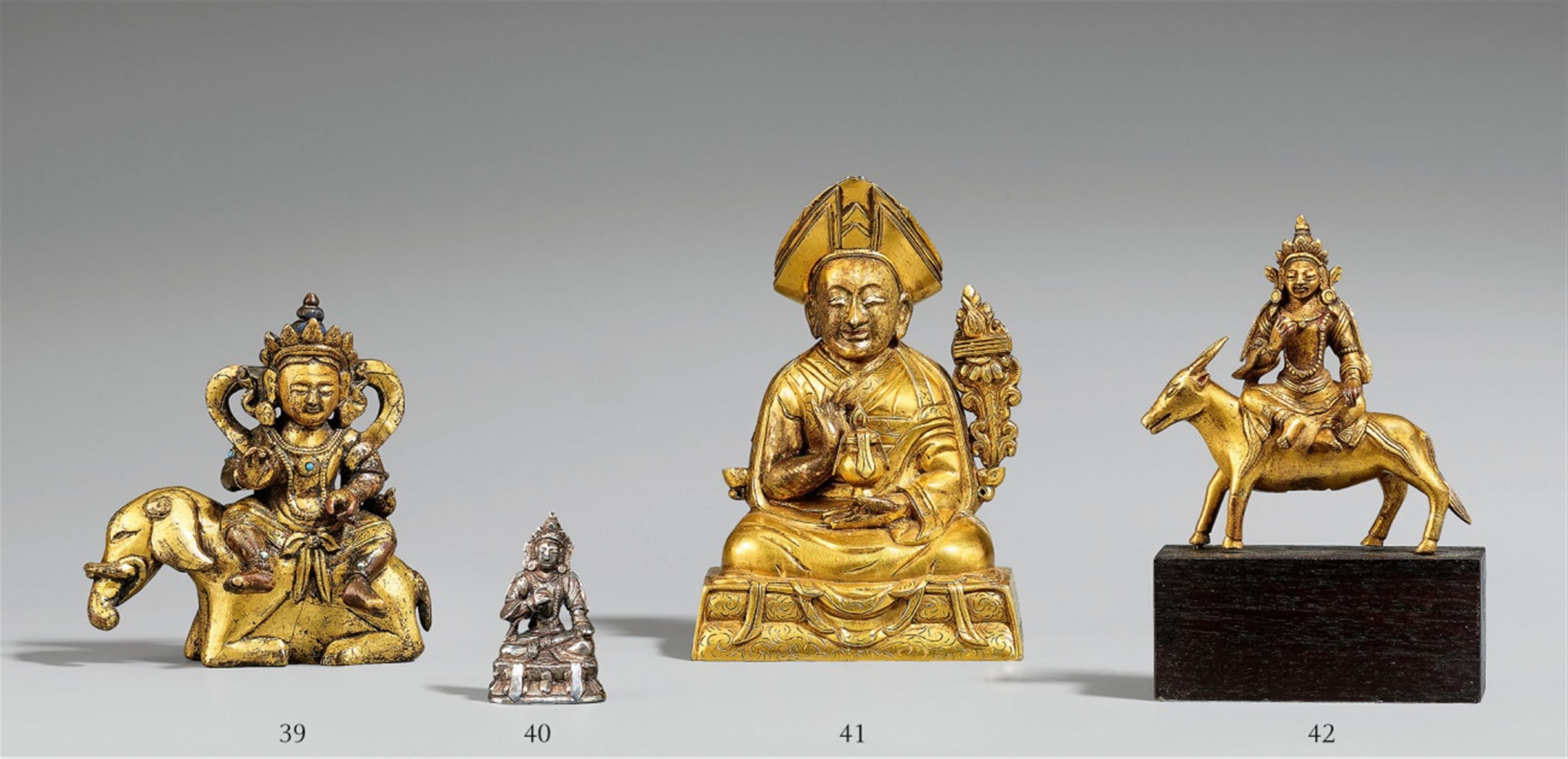 A Sinotibetan gilt bronze figure of a bodhisattva (Vayu?). 18th/19th century - image-1