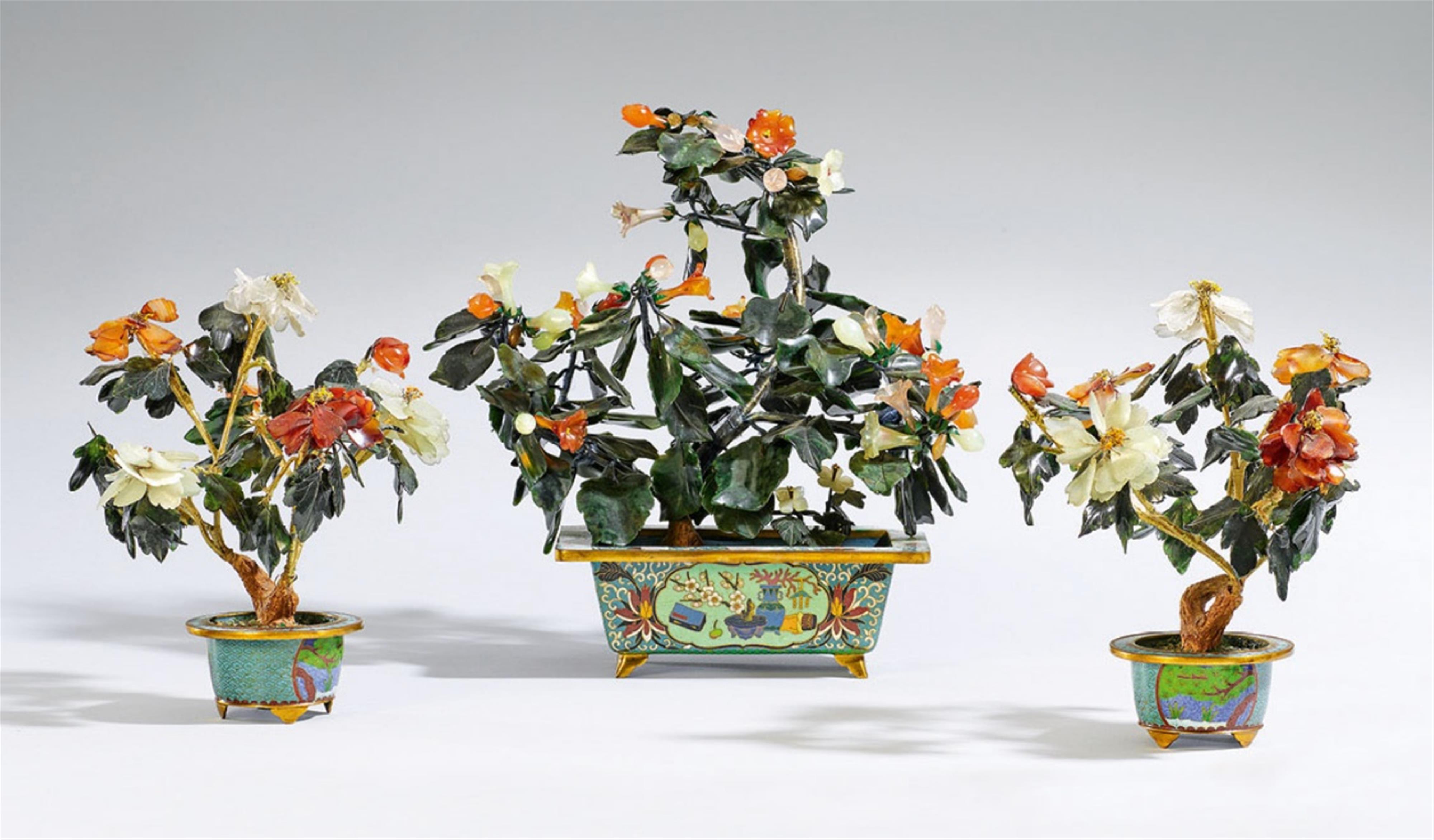 Eine Blumenschale und ein Paar kleinere Blumenschalen. Steine und émail cloisonné. 20. Jh. - image-1