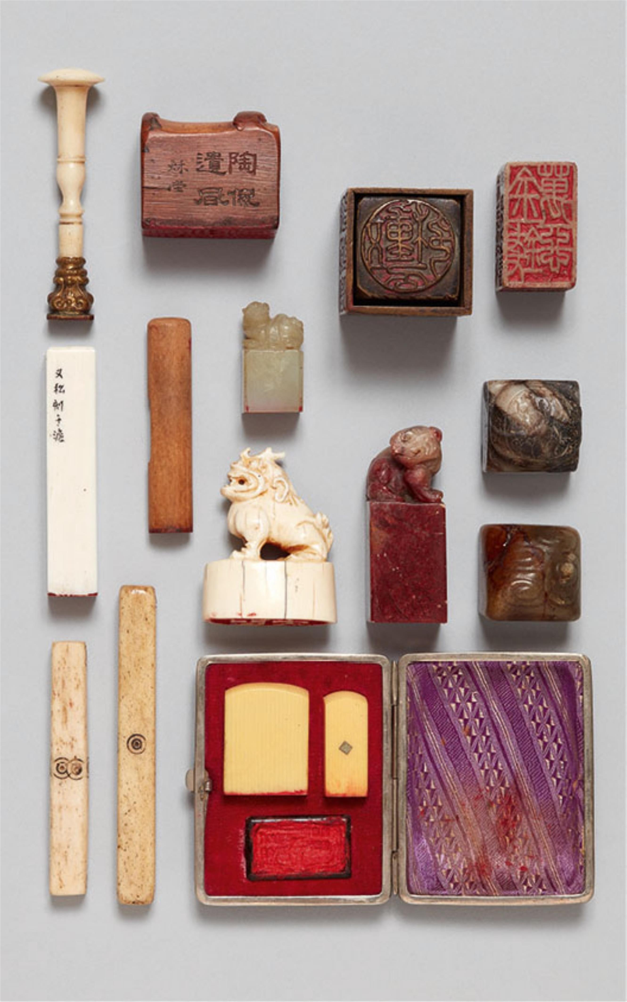 A group of seals and two gaming pieces. 19th/20th century - image-1