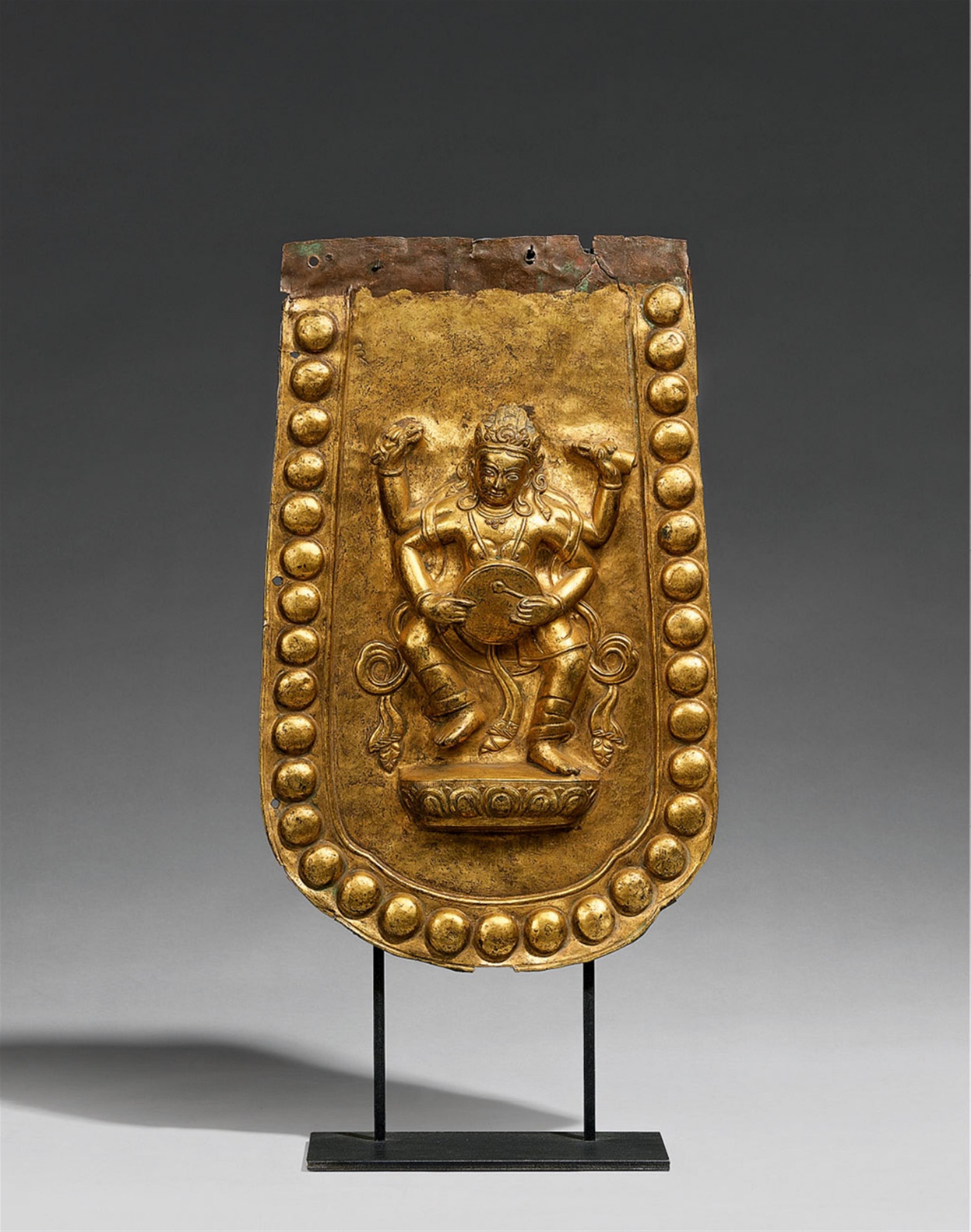 Repoussé-Ornament, Sarvabuddha-Dakini. Feuervergoldetes Kupfer. 19. Jh. - image-1