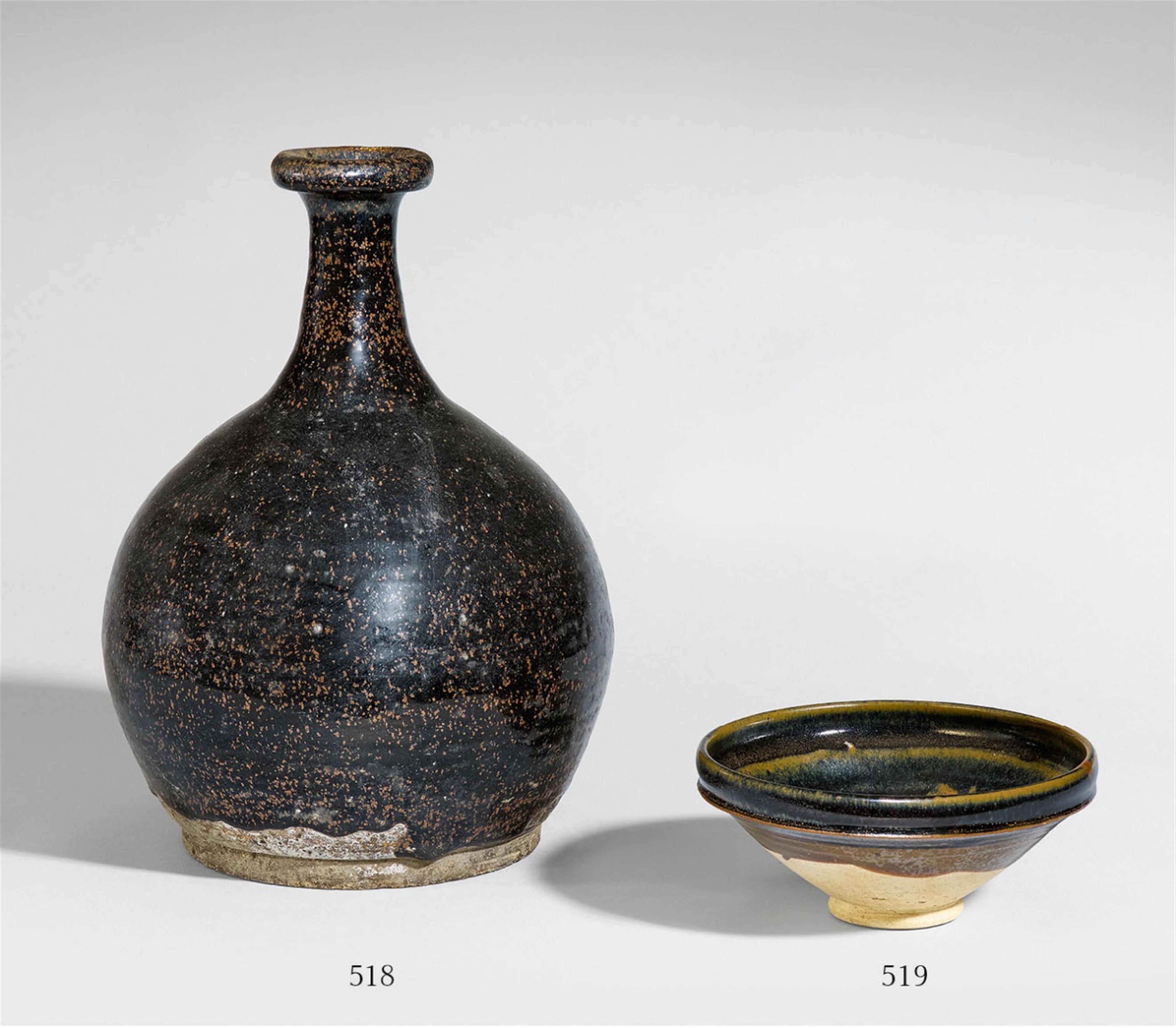 A bottle vase covered with a thick brownish-black glaze. Song dynasty (907-1279) - image-1