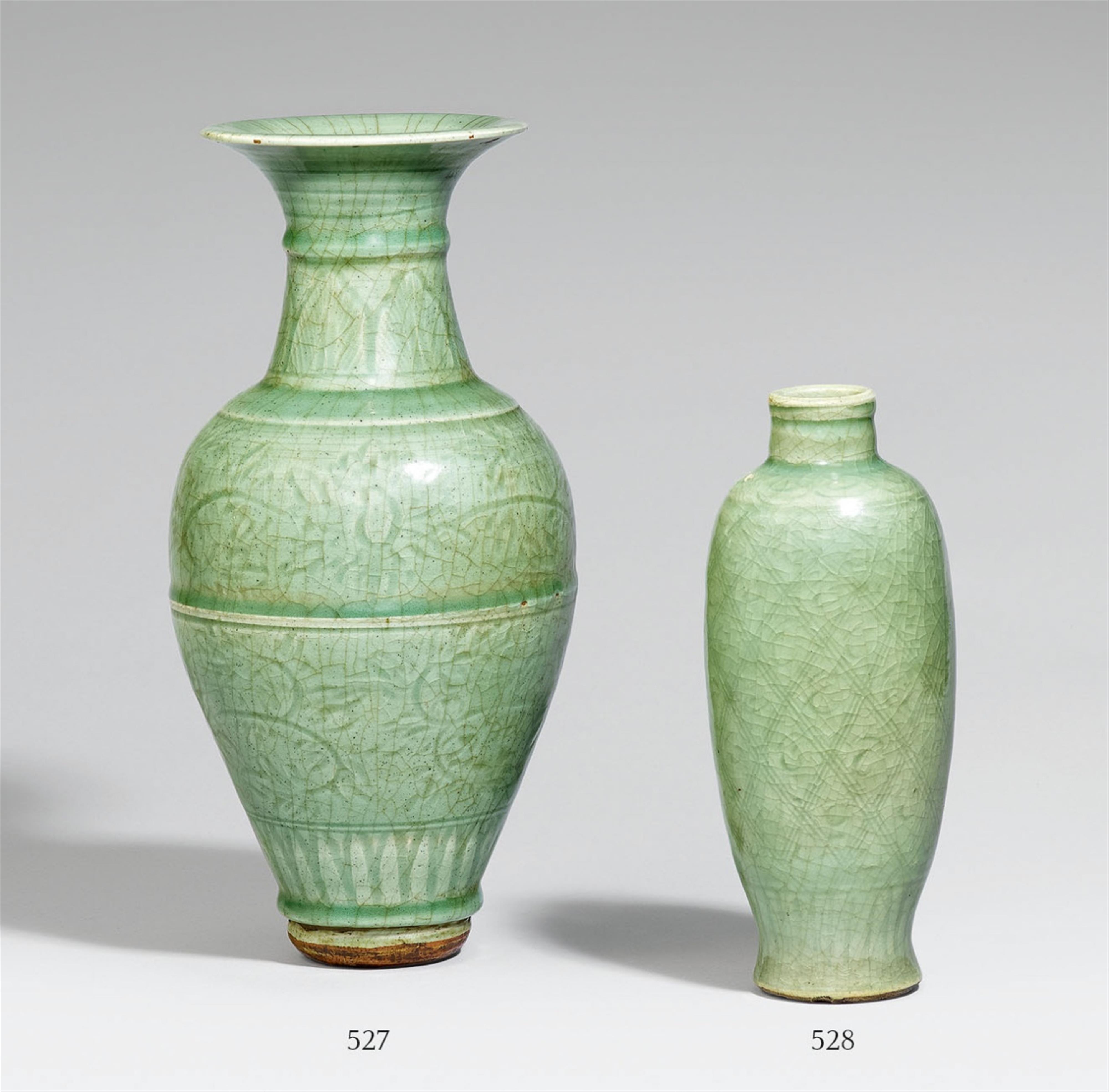 A carved Longquan celadon vase. 14th/15th century - image-1