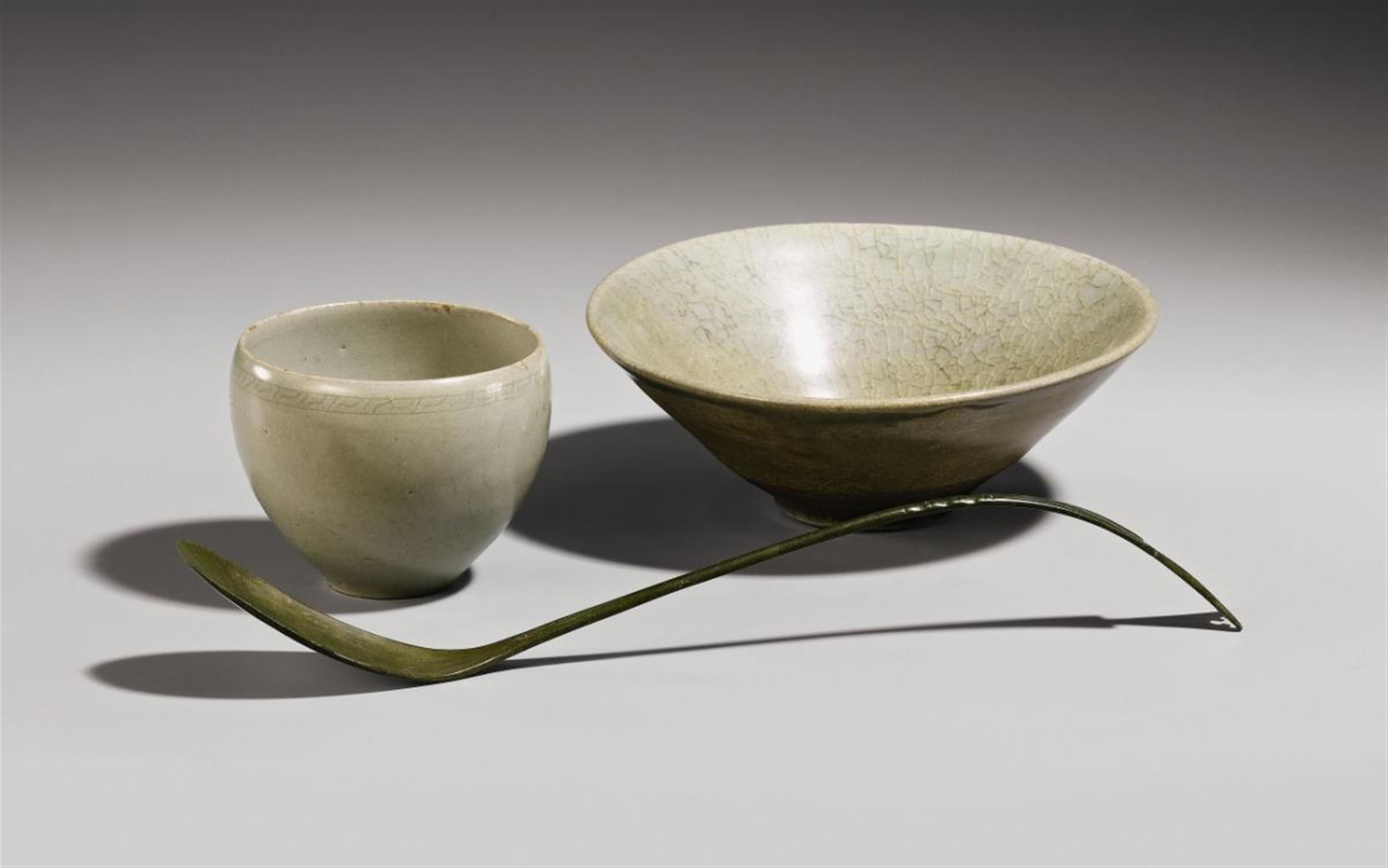 A set of two celadon-glazed pottery bowls and a bronze spoon. Korea. Goryeo dynasty, 12th/13th century - image-1