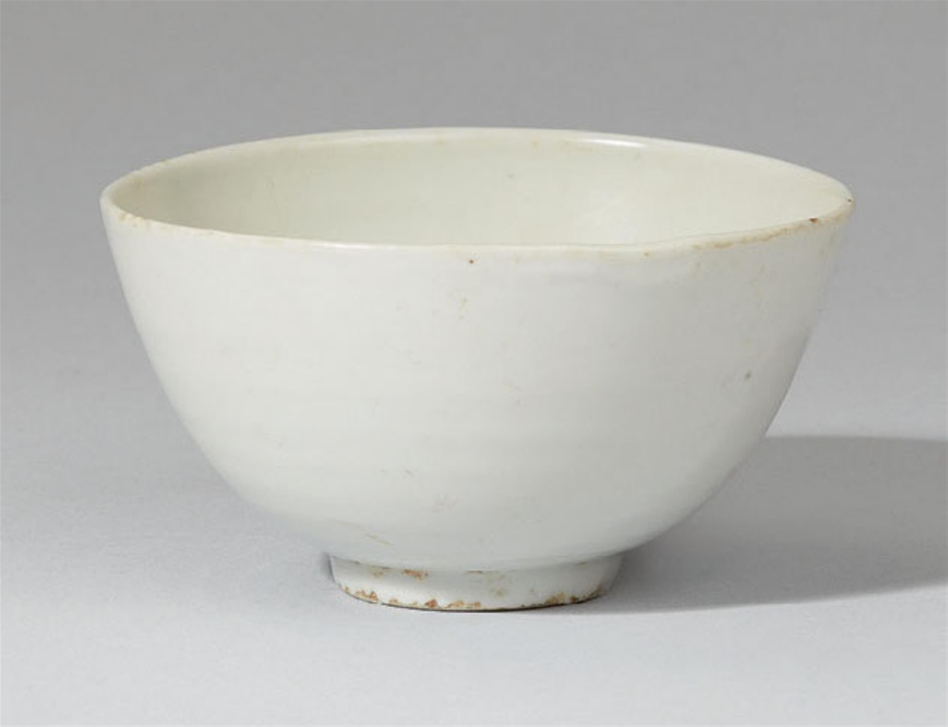 A greyish-white glazed bowl. 16th century - image-1