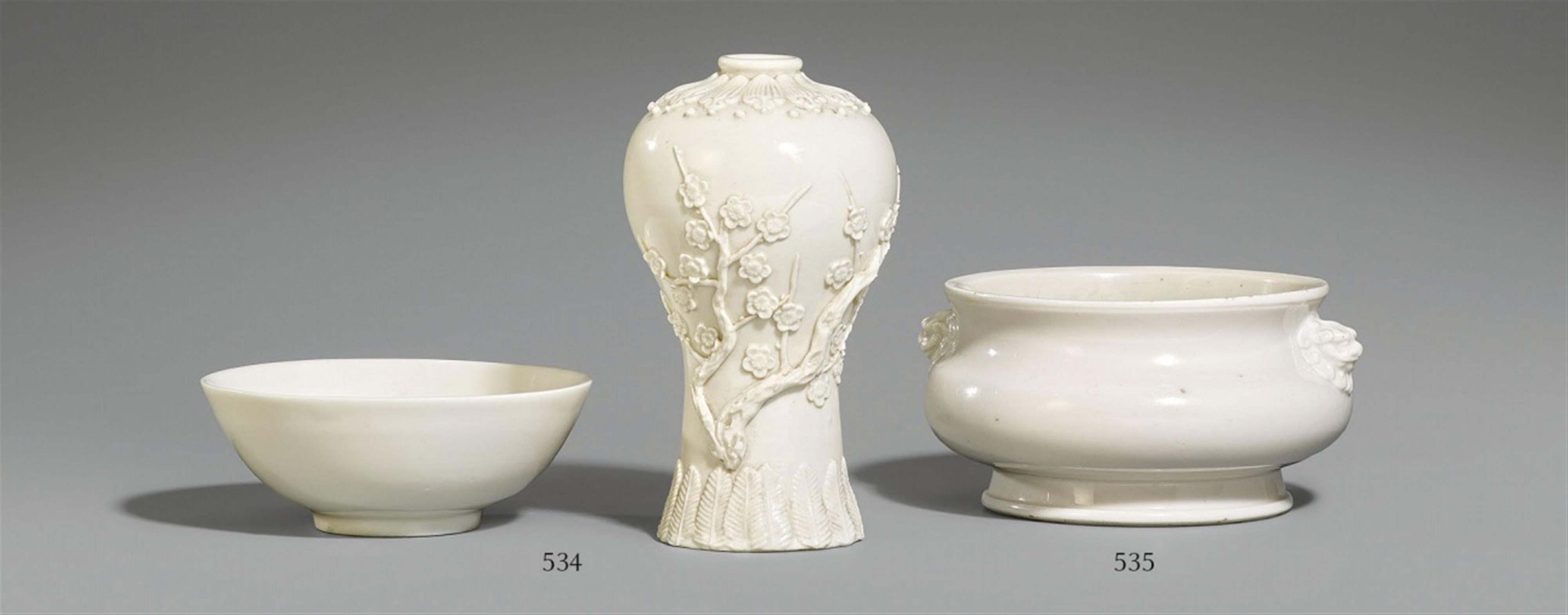 A blanc de Chine meiping vase and bowl. 18th century - image-1