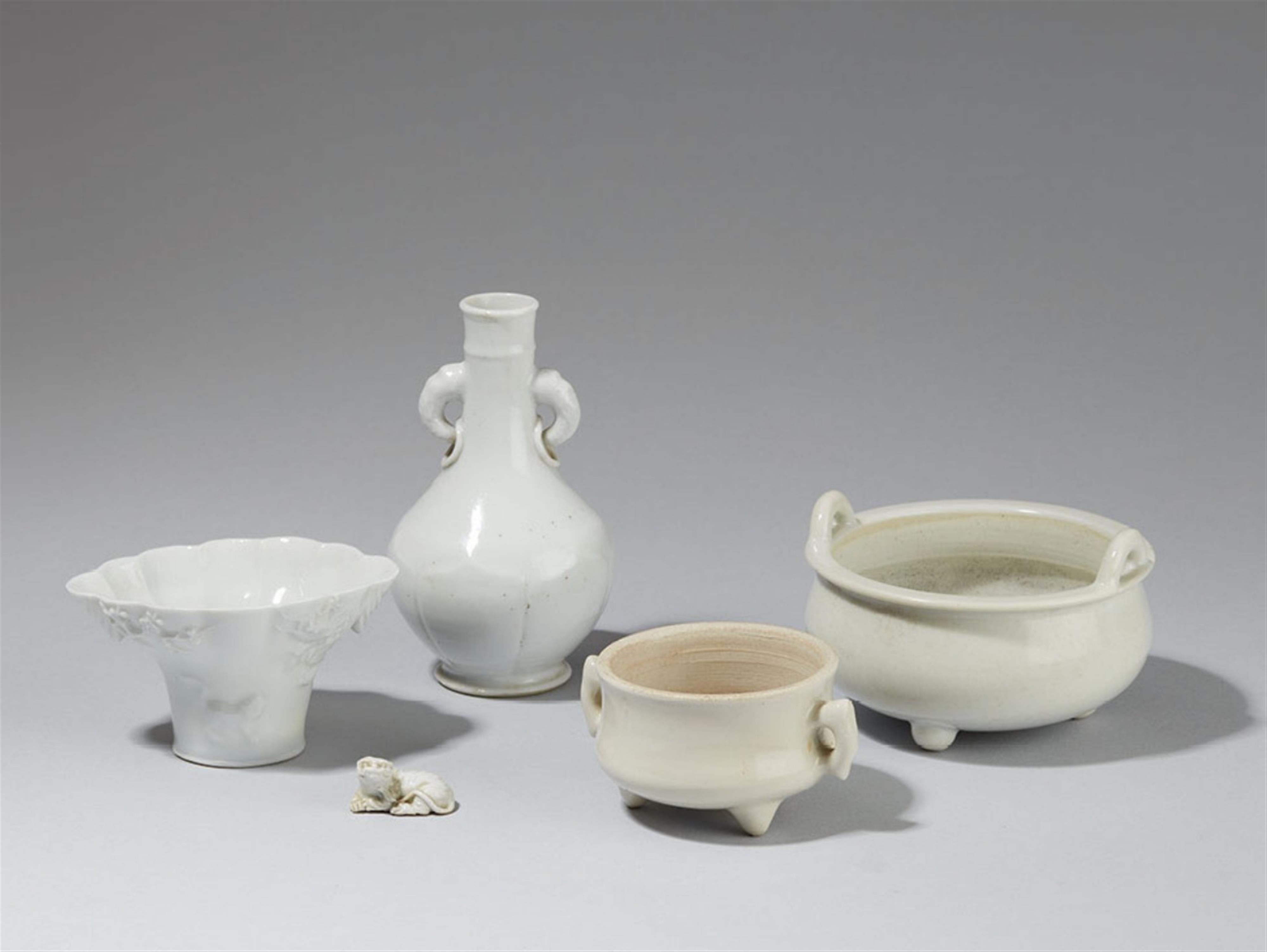 A group of five blanc de Chine vessels and a miniature figure. 17th/18th century - image-1