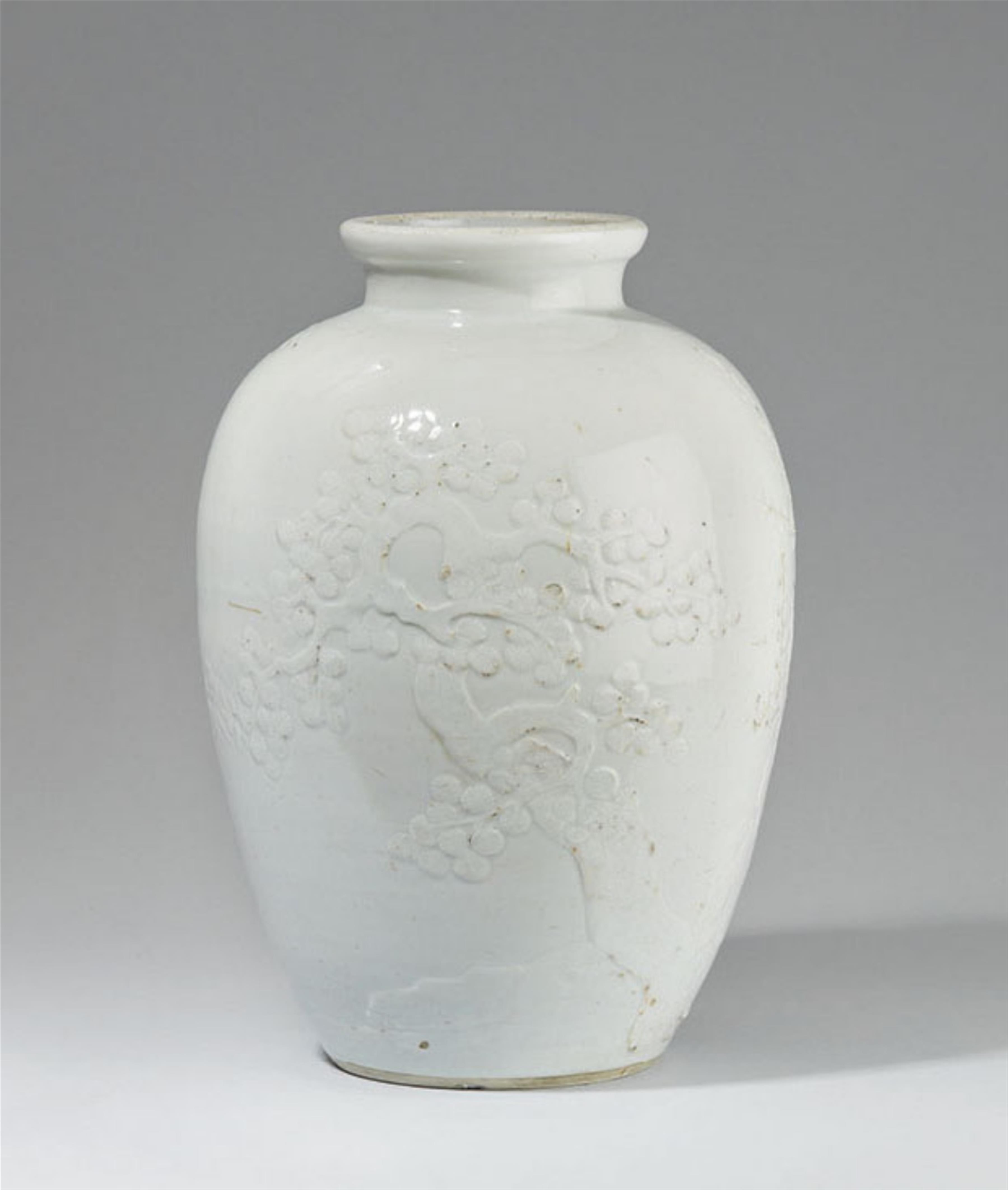 Weiß glasierte Vase mit Reliefdekor. 19./20. Jh. - image-1