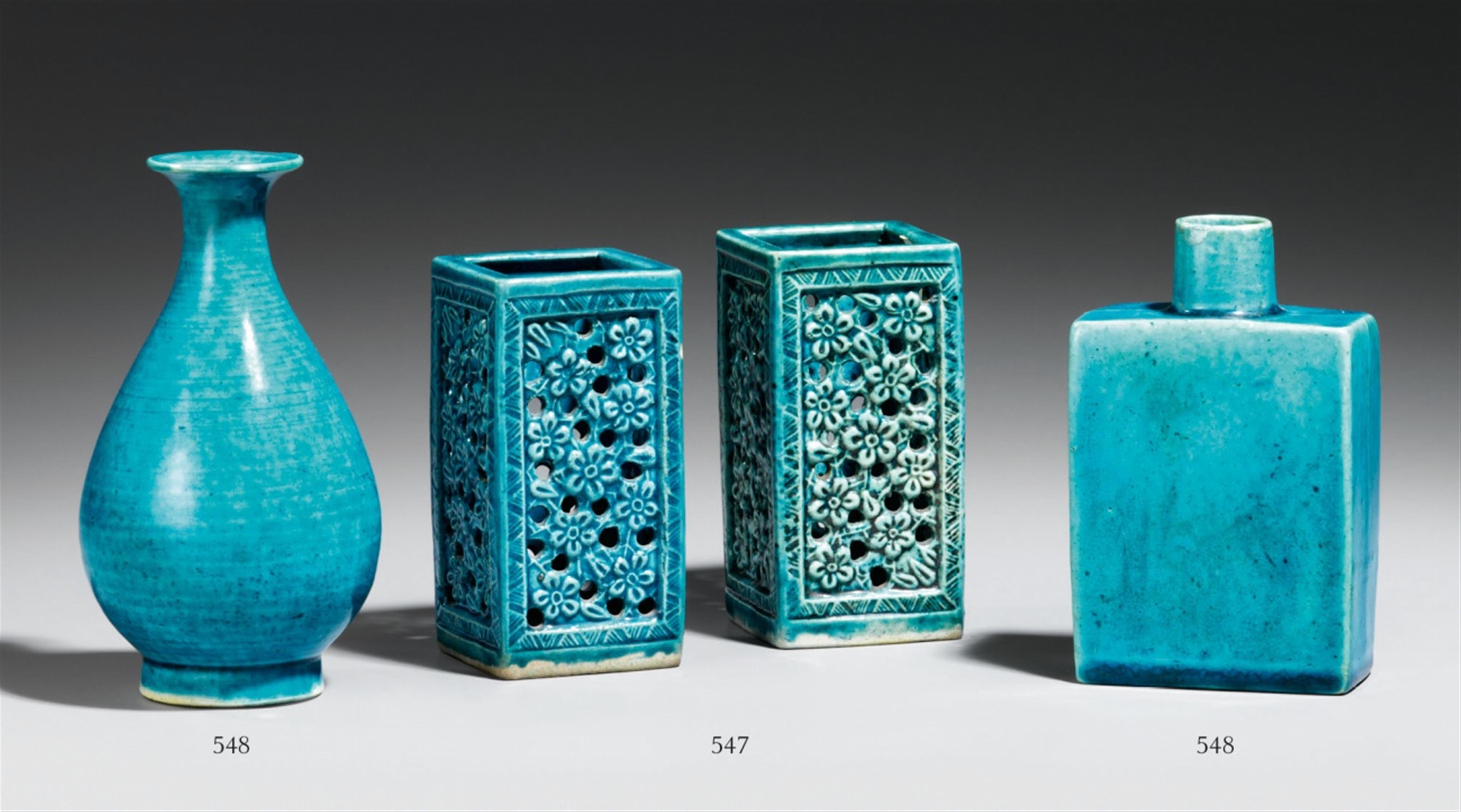 A turquoise-glazed pear-shaped vase and a tea caddy. 18th/19th century - image-1