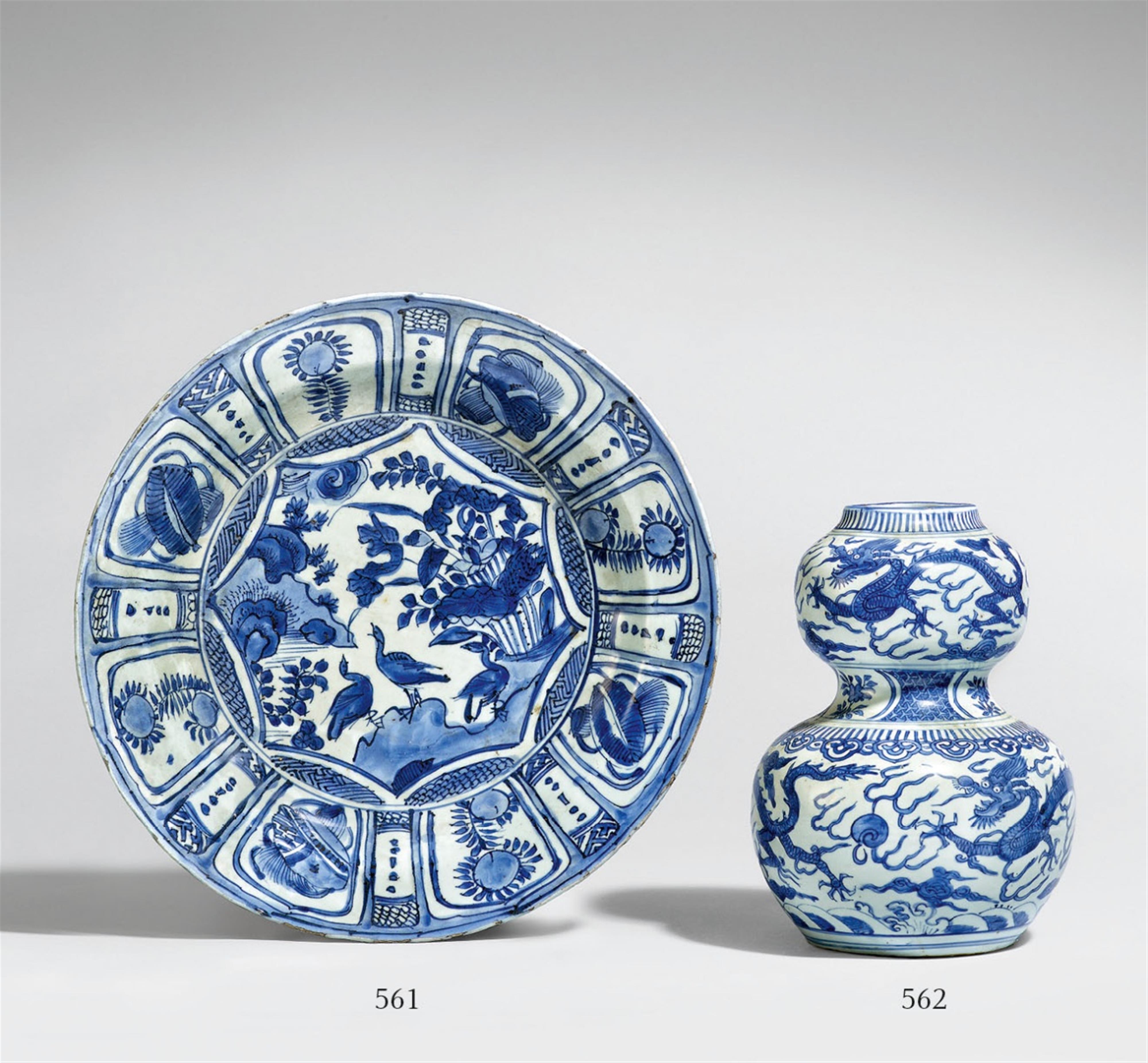 A blue and white double-gourd dragon vase. Possibly 17th century - image-1