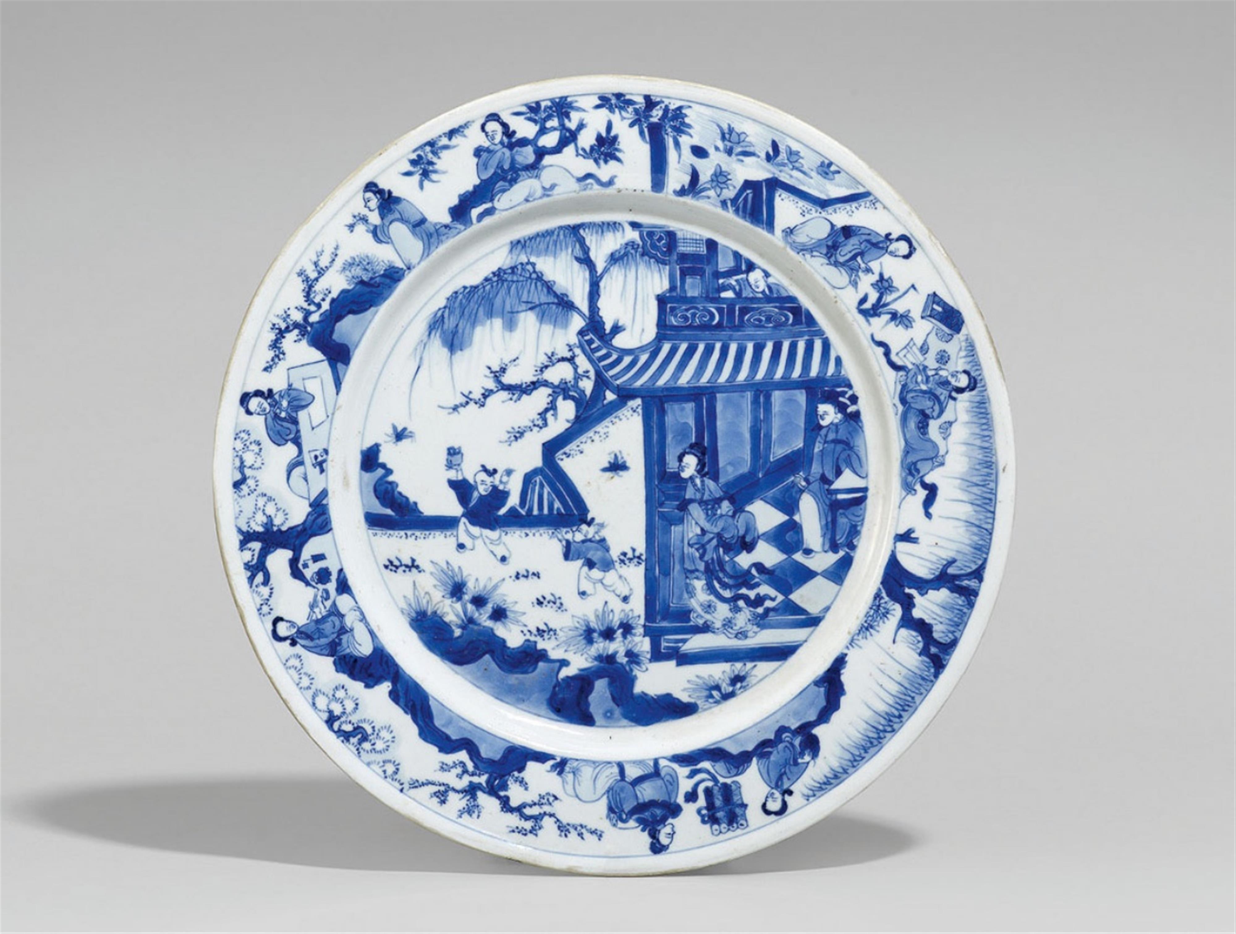 A blue and white plate and two small dishes. Kangxi period (1662-1722) - image-1