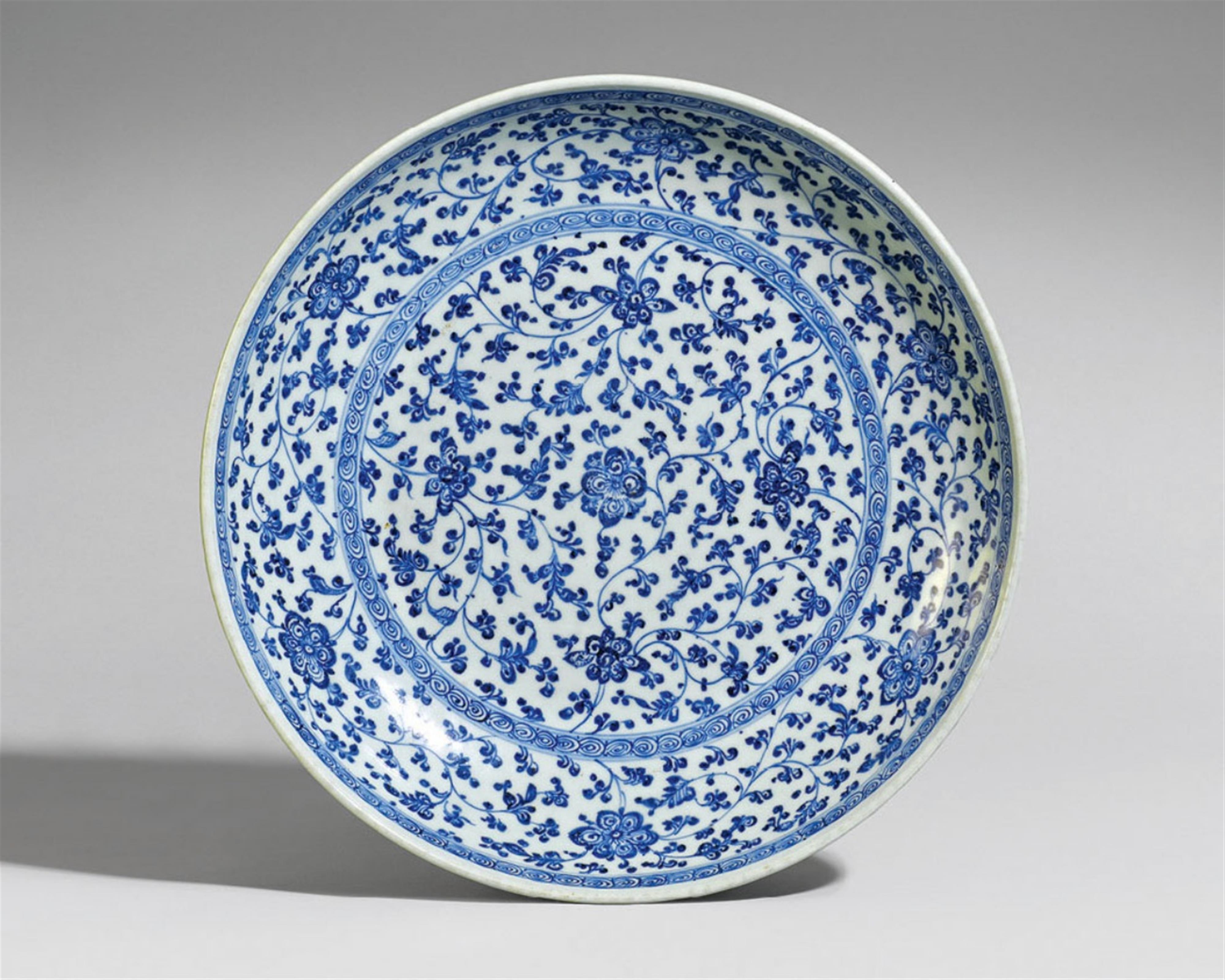 A Ming-style blue and white saucer-dish. Qianlong period (1735-1796) - image-1