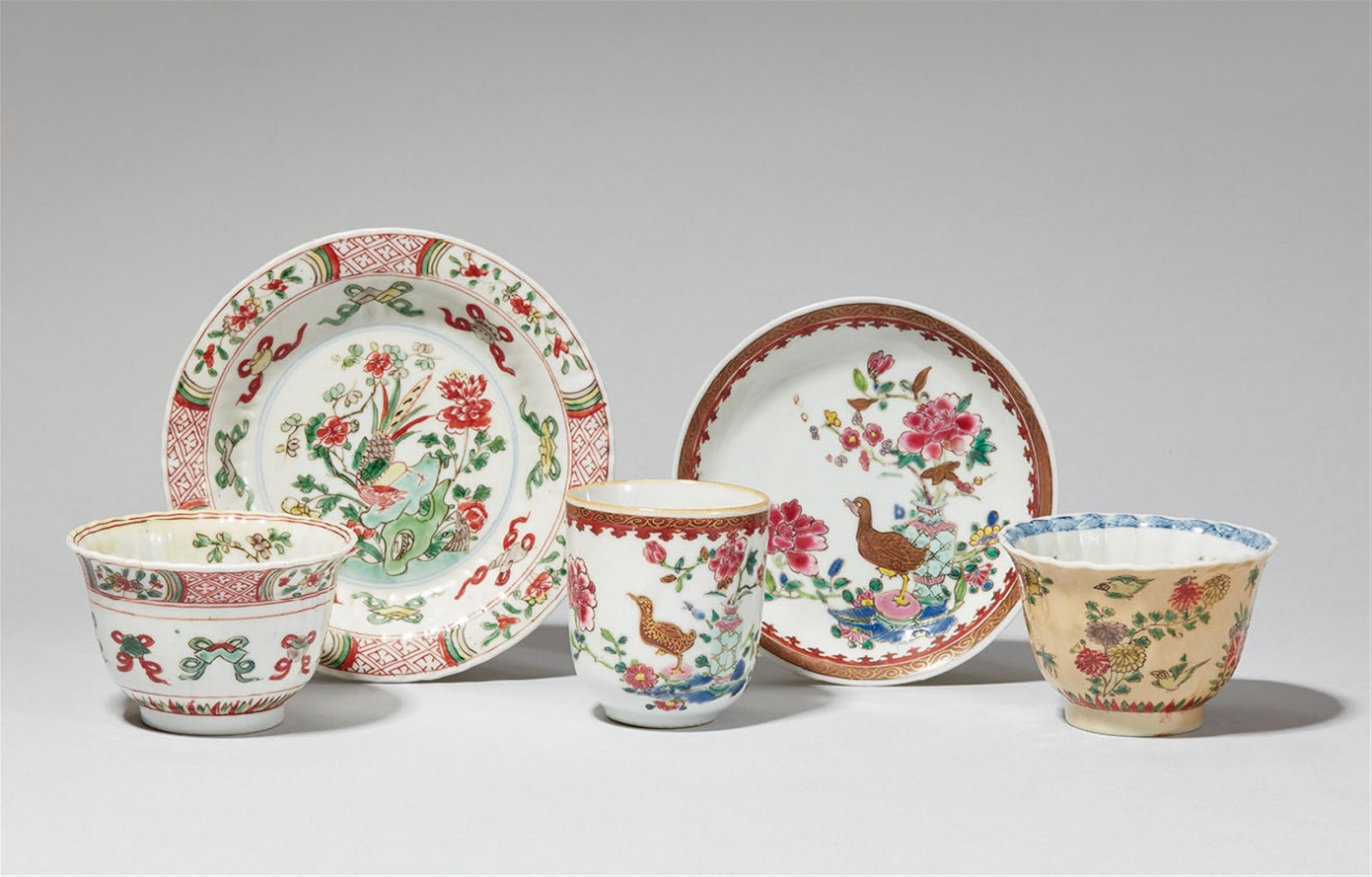 Drei famille verte- und famille rose-Tassen und zwei Unterschalen. Kangxi-Periode (1662-1722) - image-1