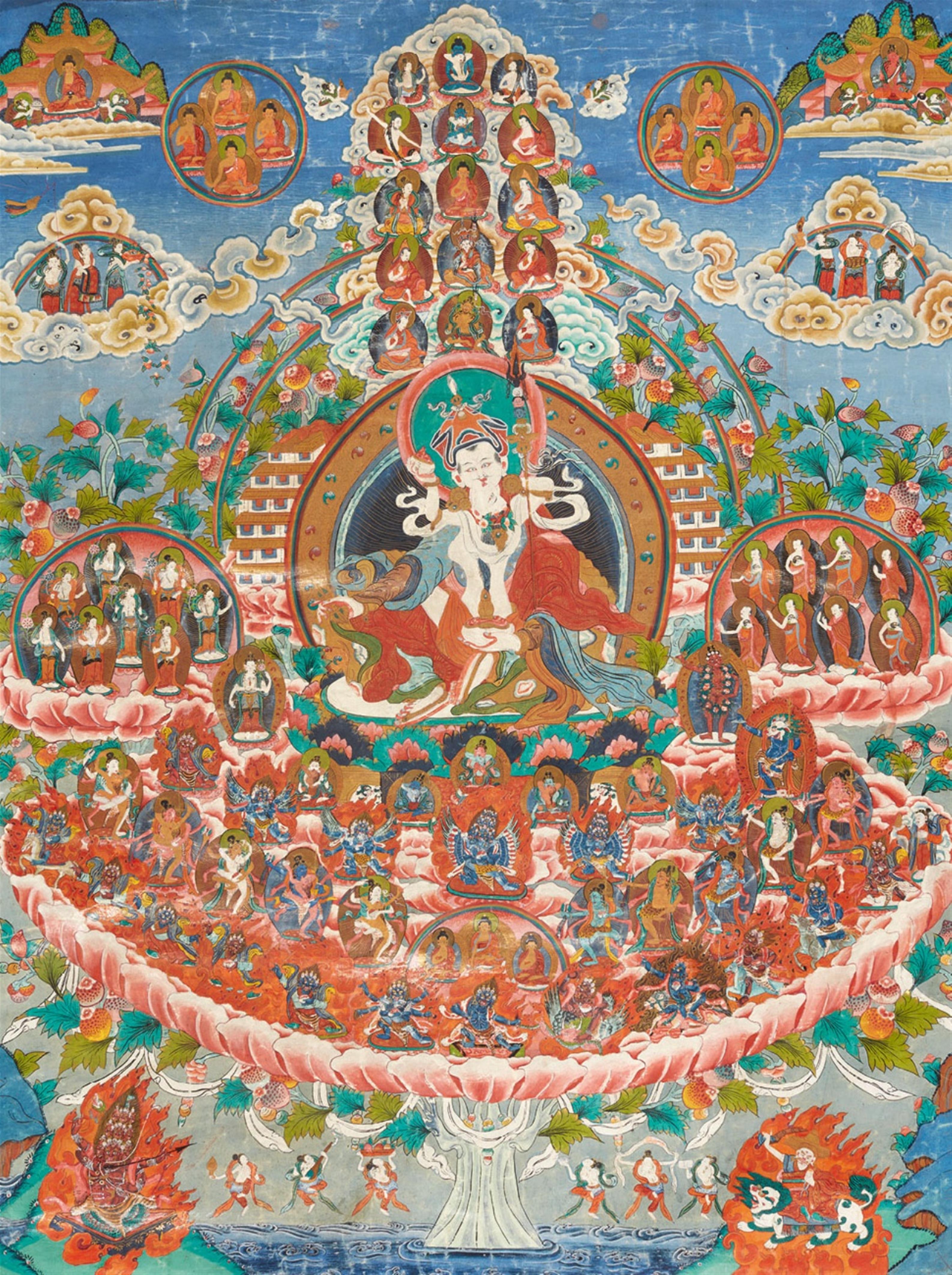 Thangka des Padmasambhava im Zentrum des Versammlungsbaumes der Einhundert Götter. Tibet. Frühes 20. Jh. - image-1