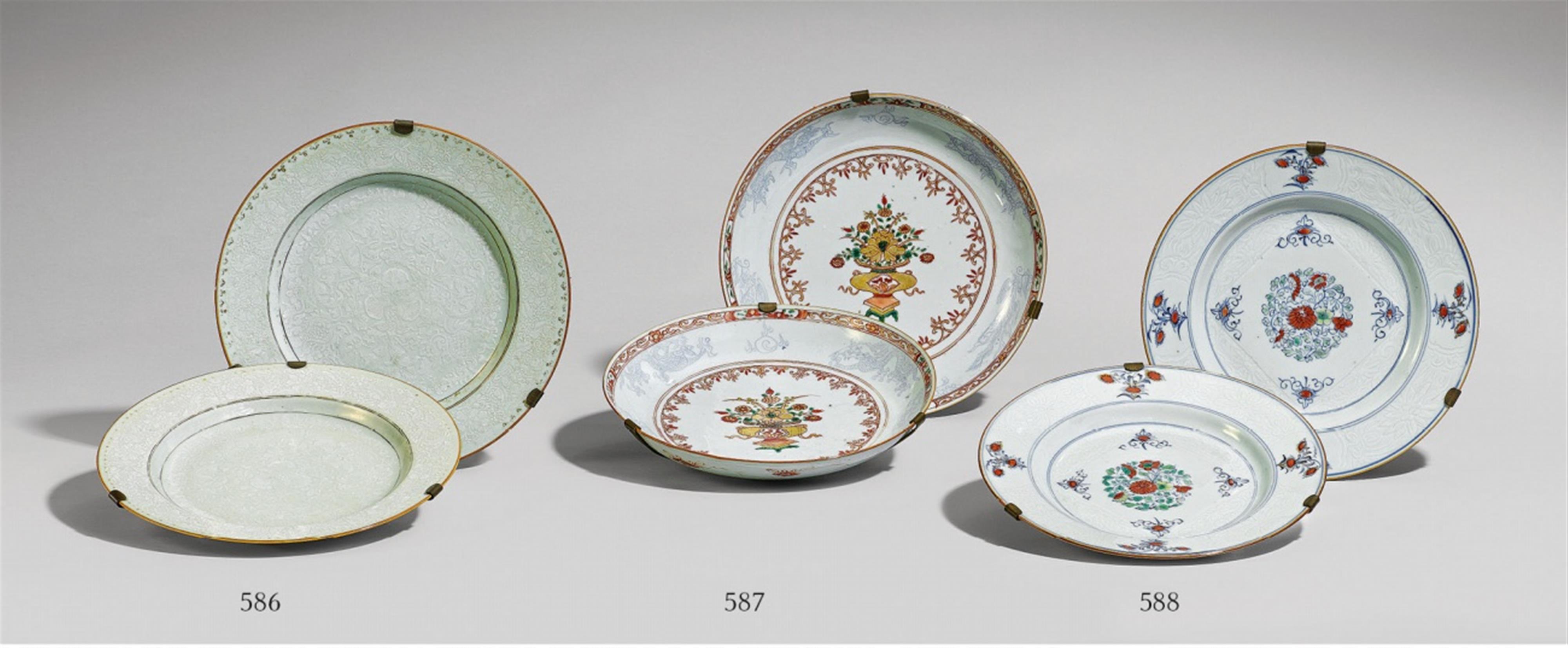 A pair of white-glazed dishes. 18th century - image-1