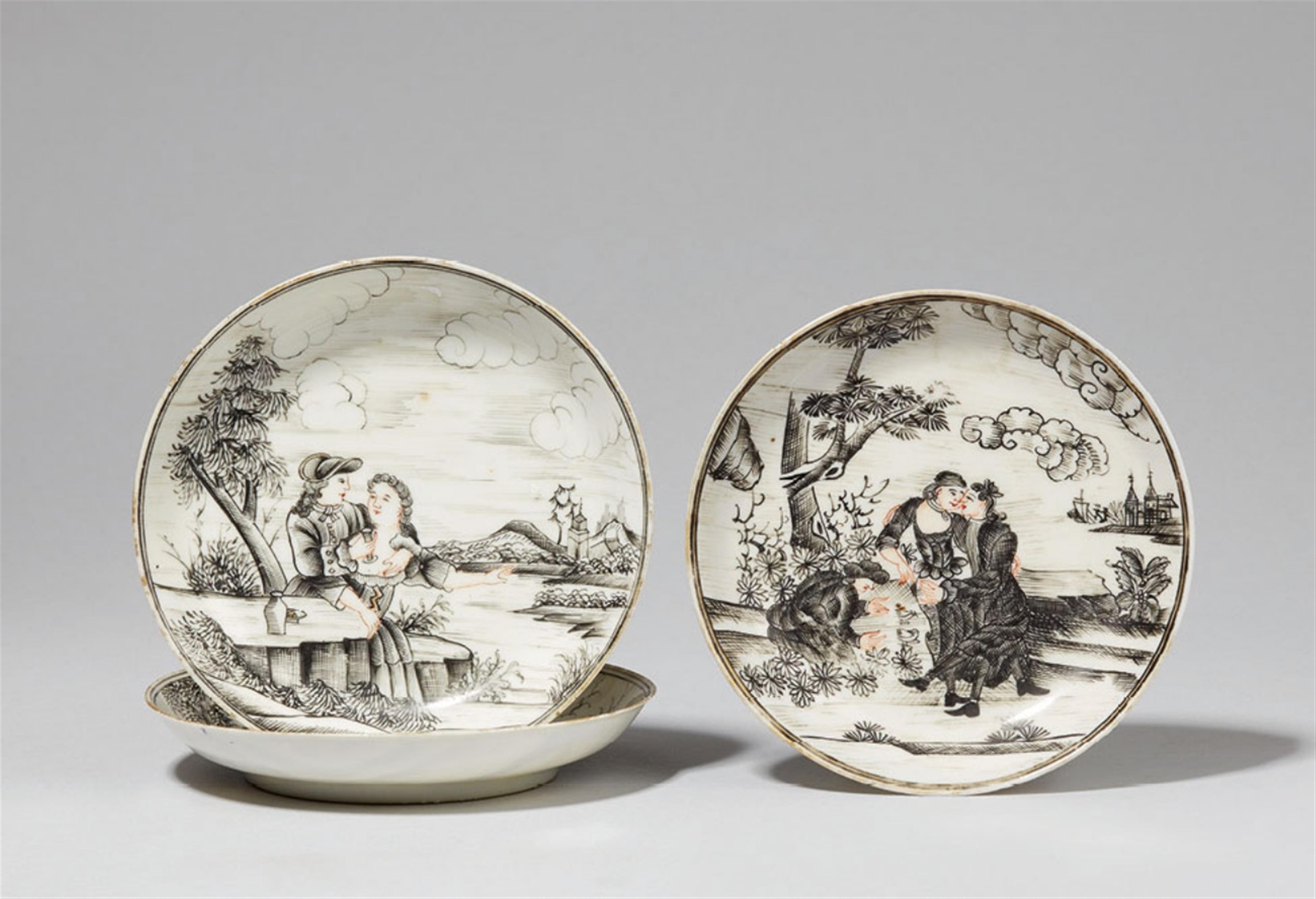 Drei flache Schälchen mit encre de Chine-Dekor. Qianlong-Periode (1735-1796) - image-1