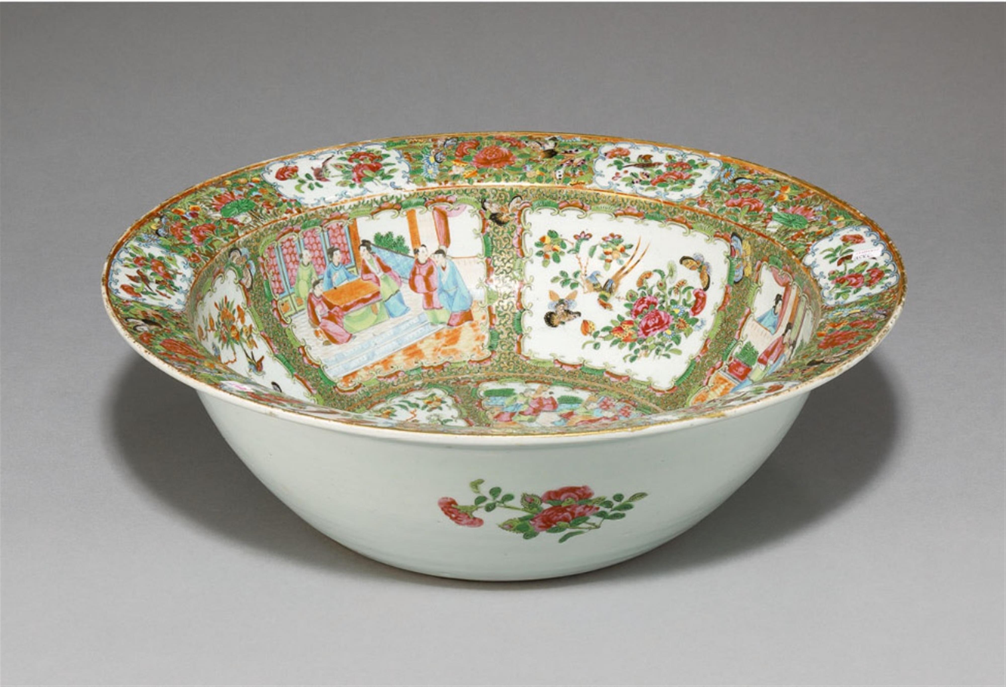 A large Canton famille rose bowl. 19th century - image-1