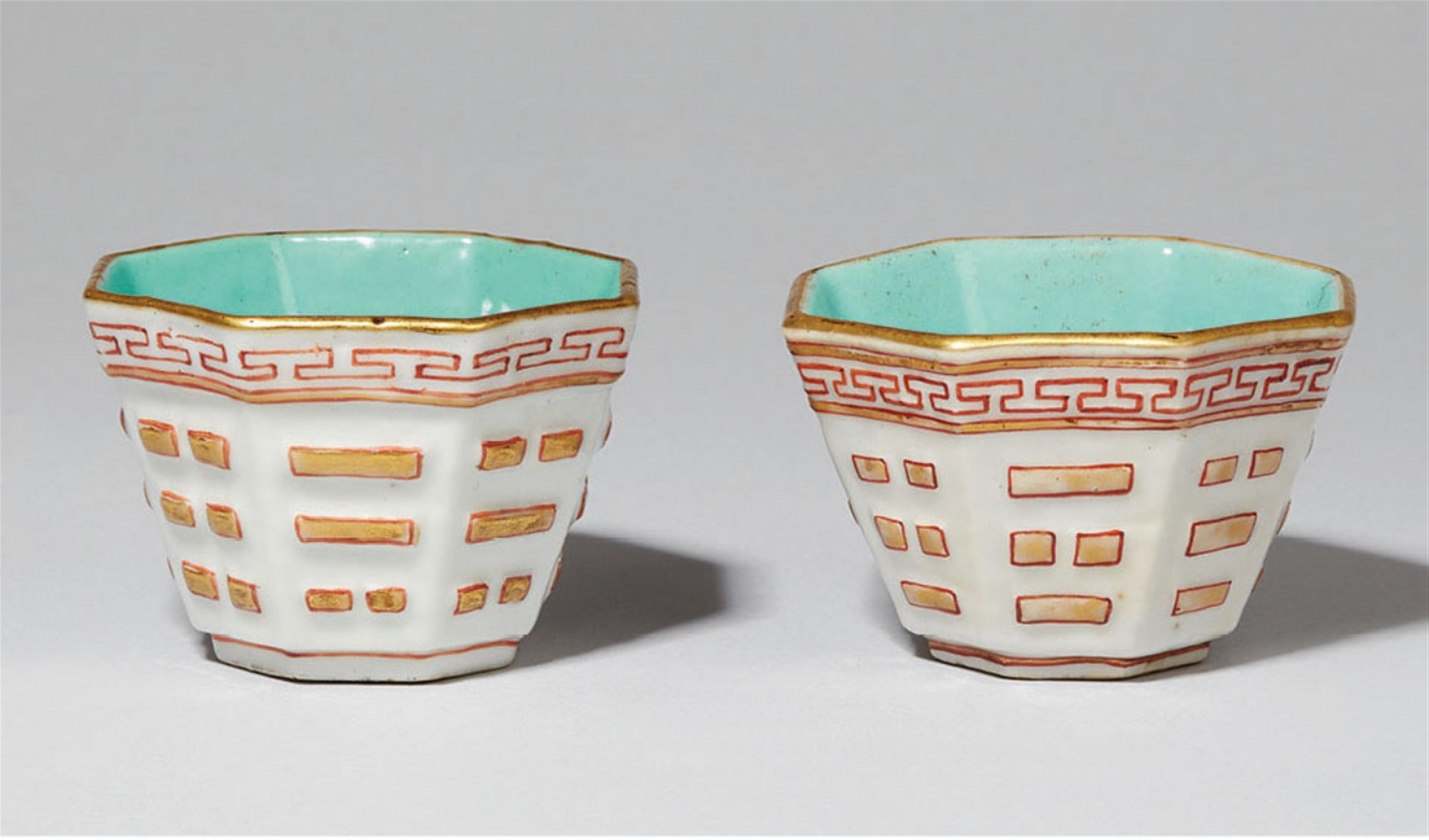 A pair of octogonal-shaped cups. 19th/20th century - image-1