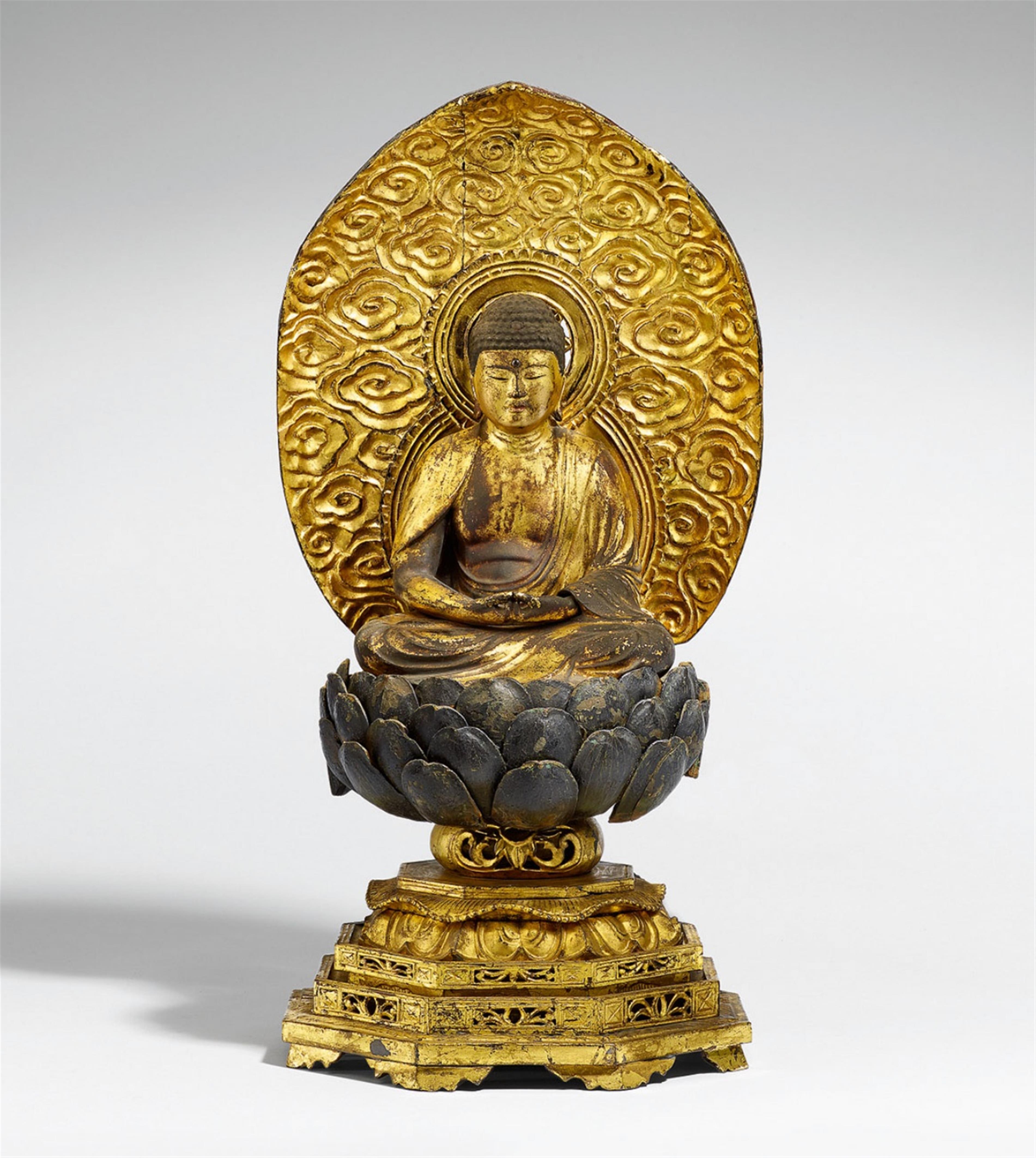 Buddha Shakyamuni. Holz, über Schwarzlack vergoldet. 18. Jh. - image-1
