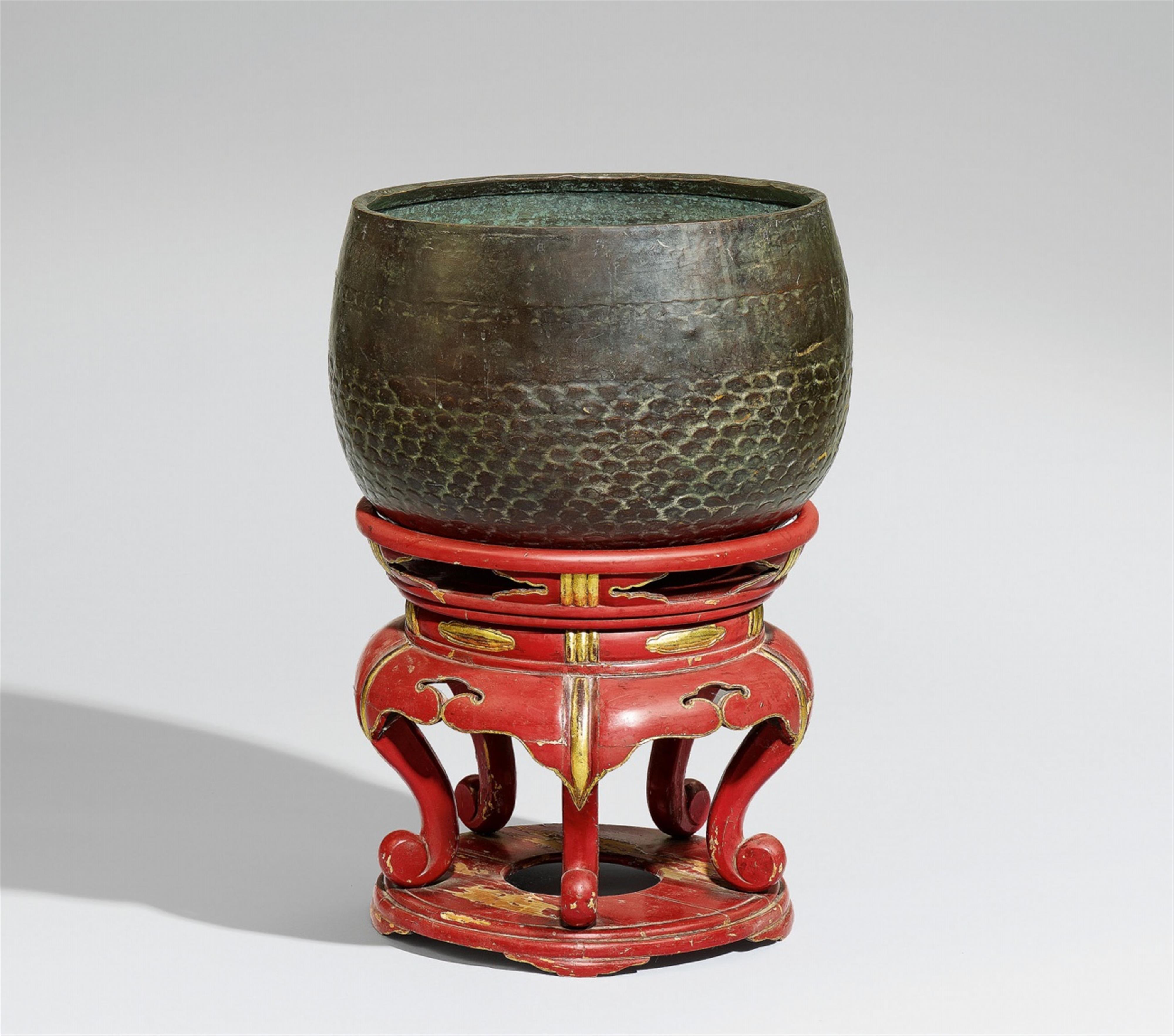 Großer Gong aus Bronze auf rot lackiertem Holzständer. Der Gong 16. Jh. / der Ständer 19. Jh. - image-1
