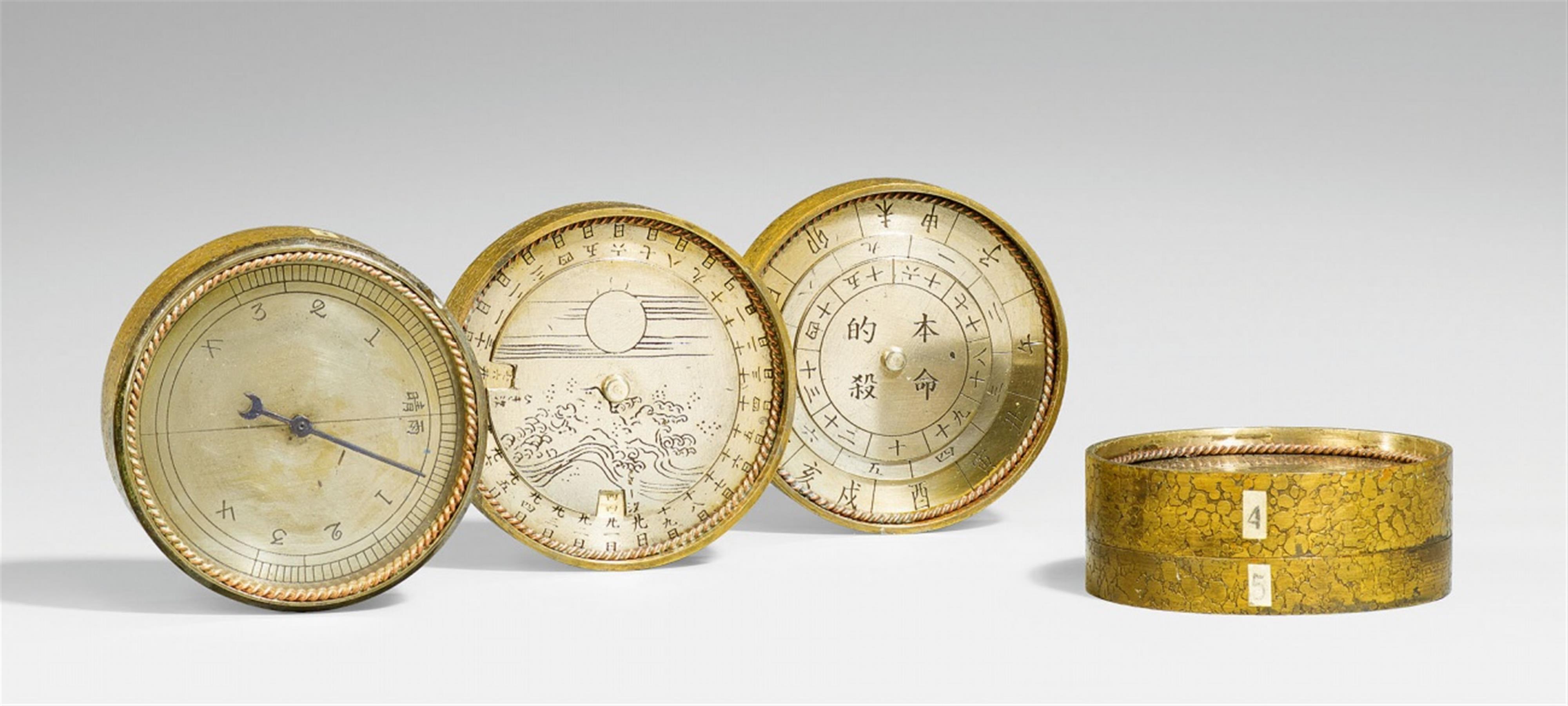 Seltenes Kompass-Kompendium. Geätztes Gelbmetall, Weißmetall, Glas. 18./19. Jh. - image-1