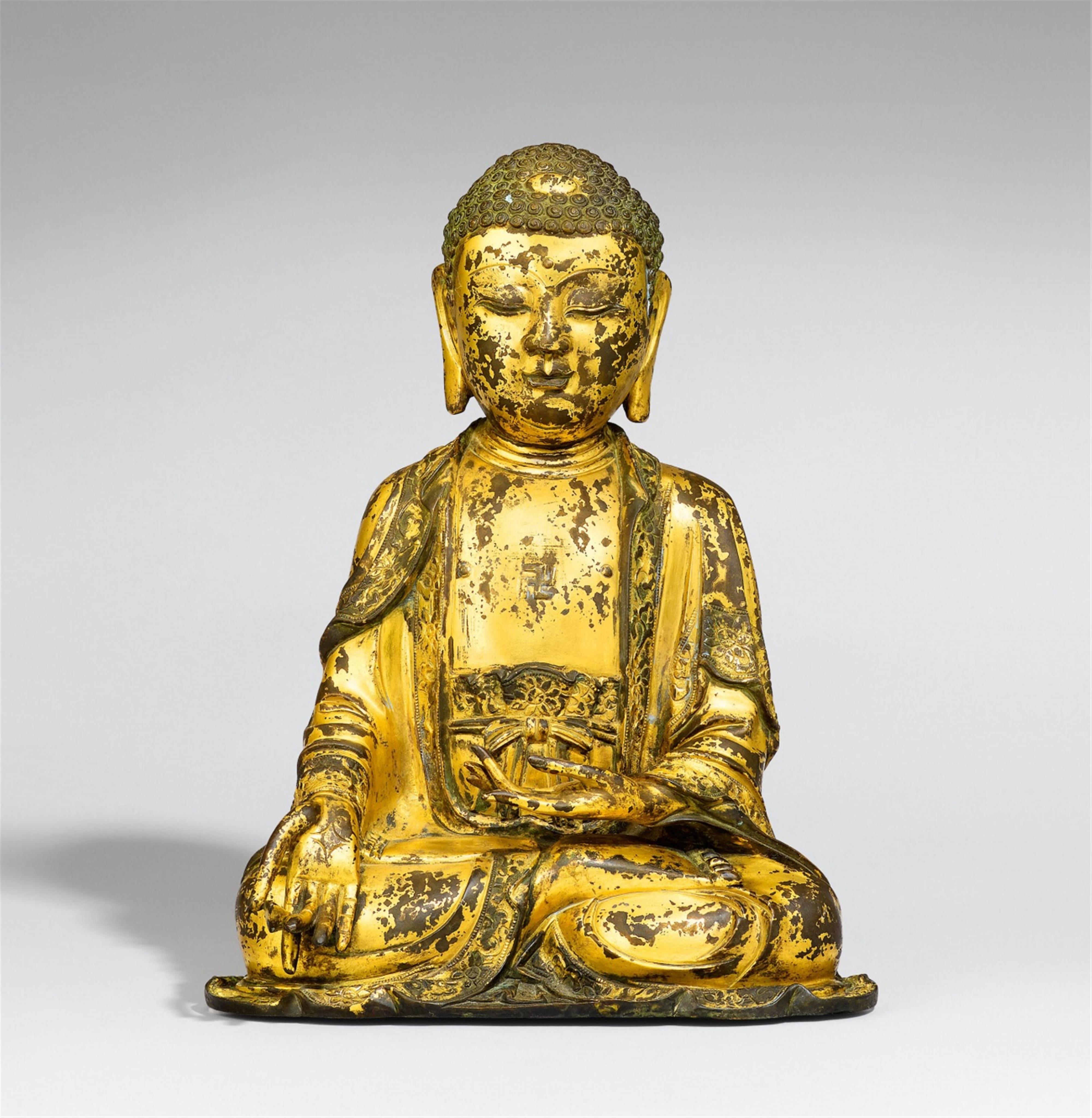 A gilt bronze figure of Buddha Bhaishajyaguru (chin. Yaoshi fo). 16th/17th century - image-1