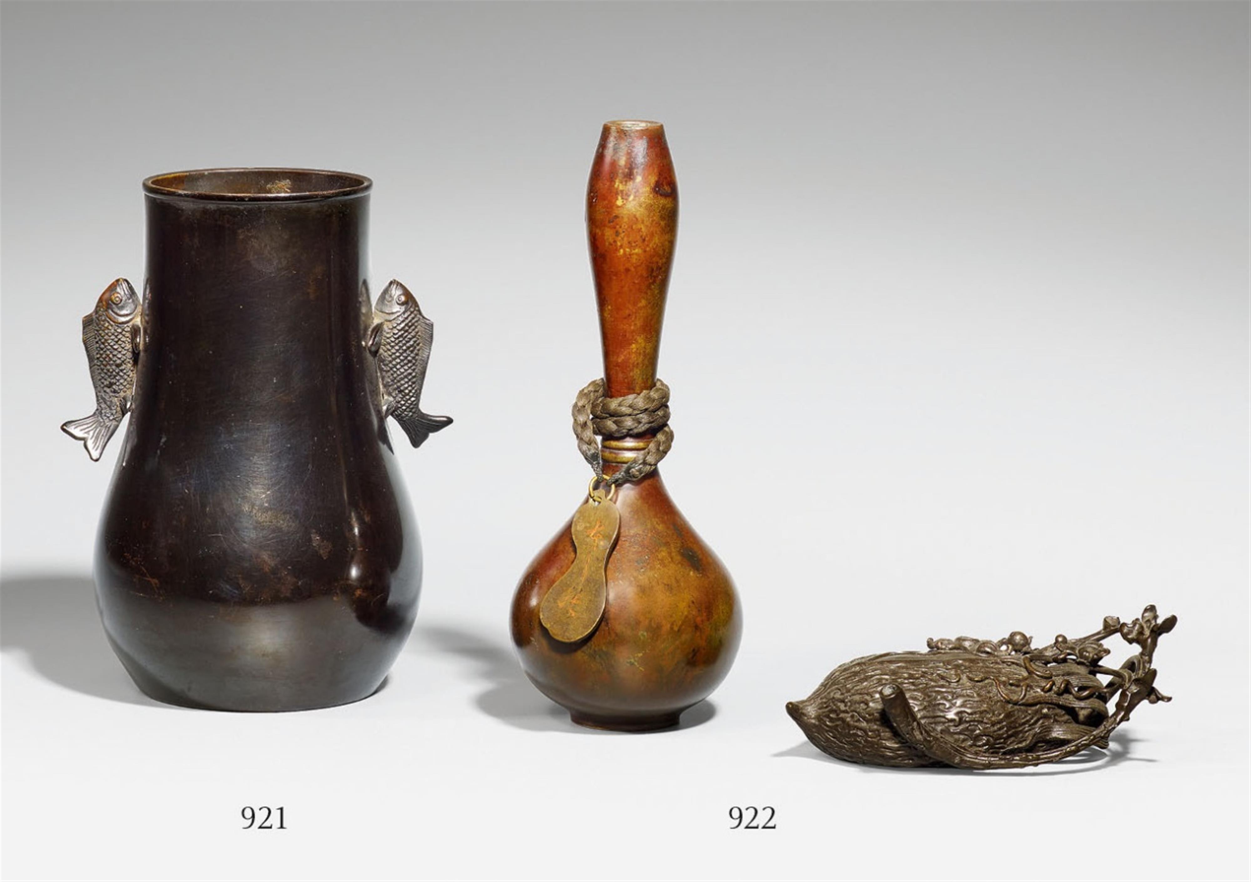 A bronze vase and a water dropper. 19th/20th century - image-1