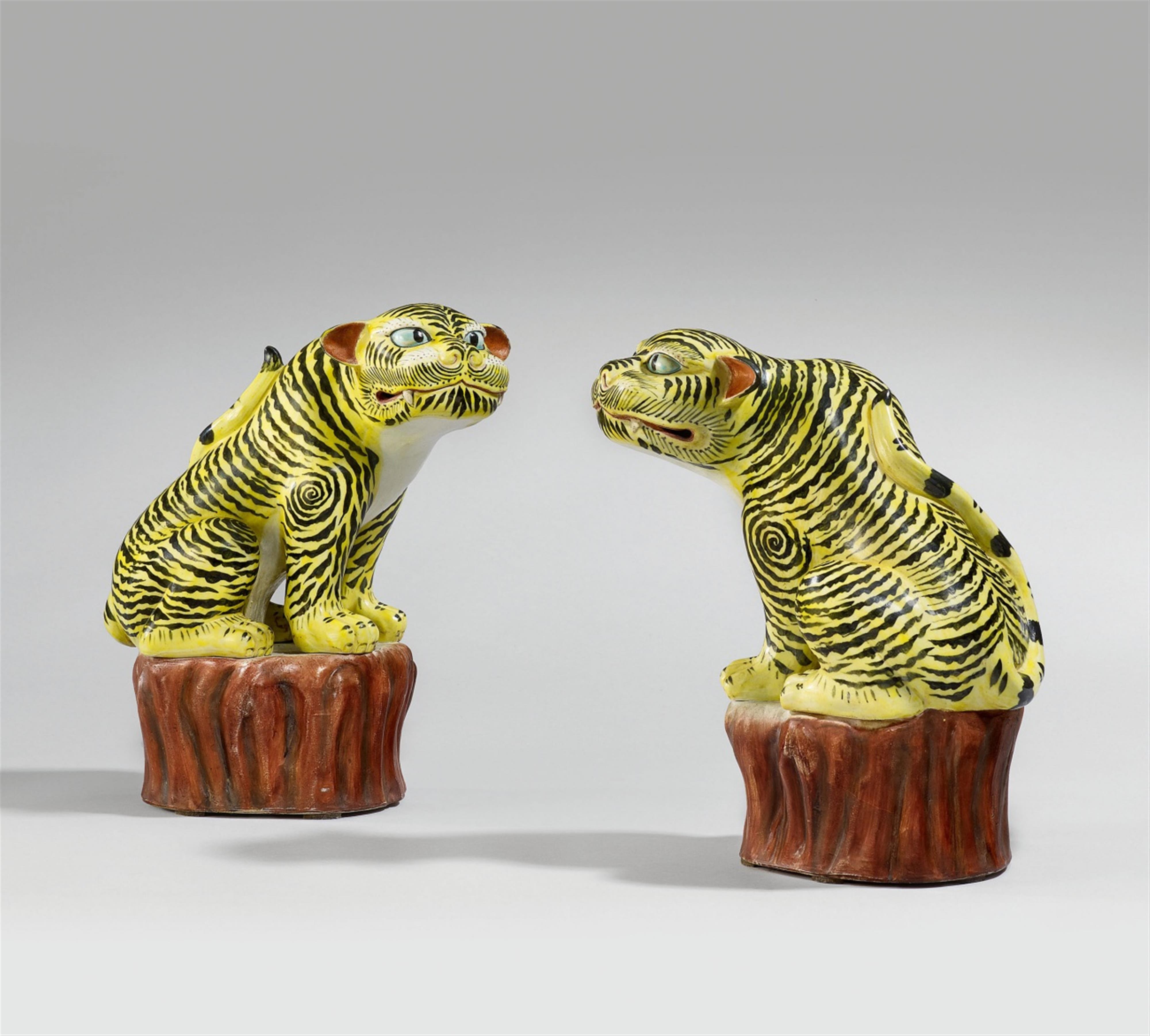 A Kakiemon-type pair of tigers.19th/20th century - image-1