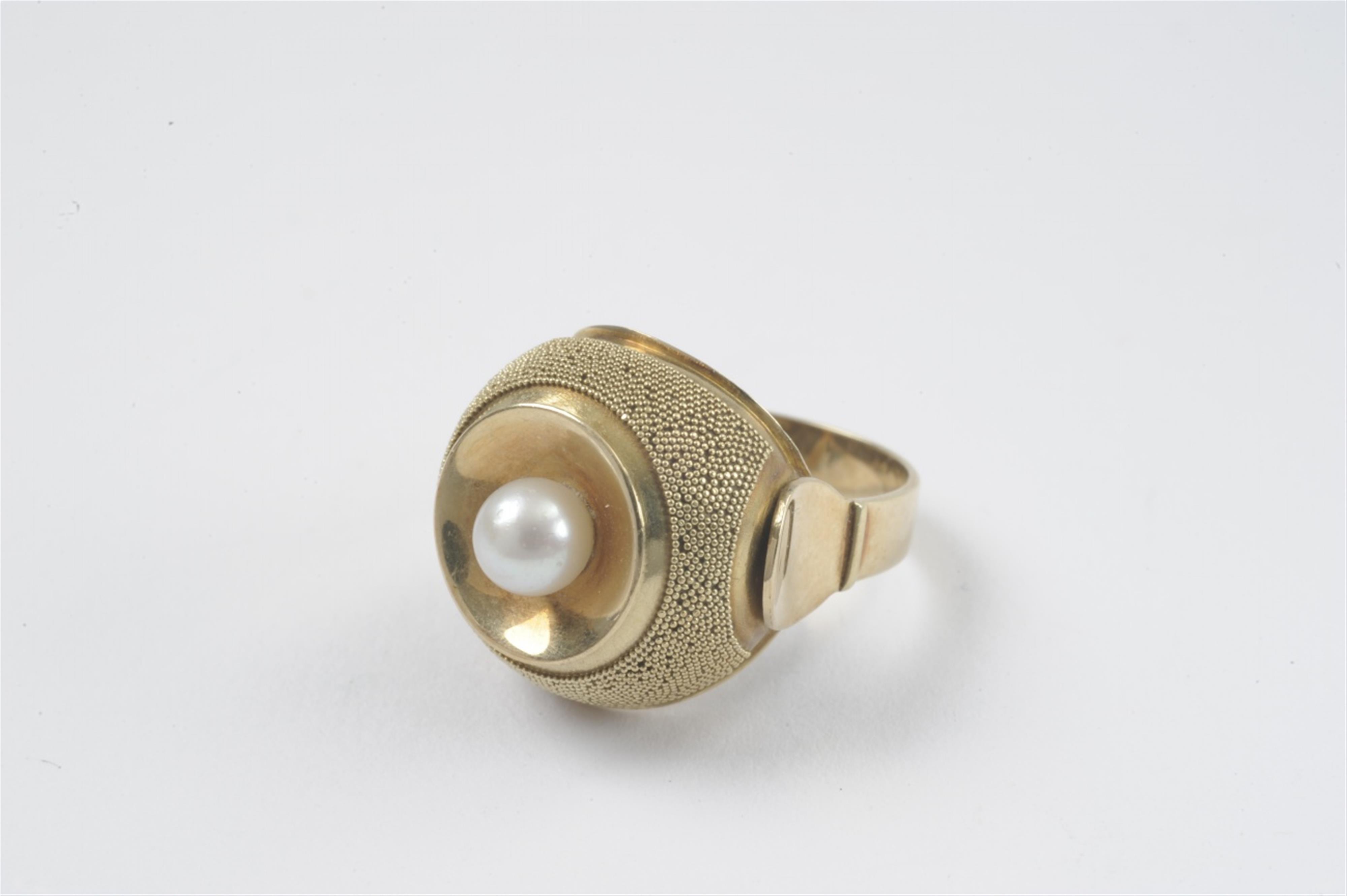 A 14k gold ring with granulated decor and pearls - image-1