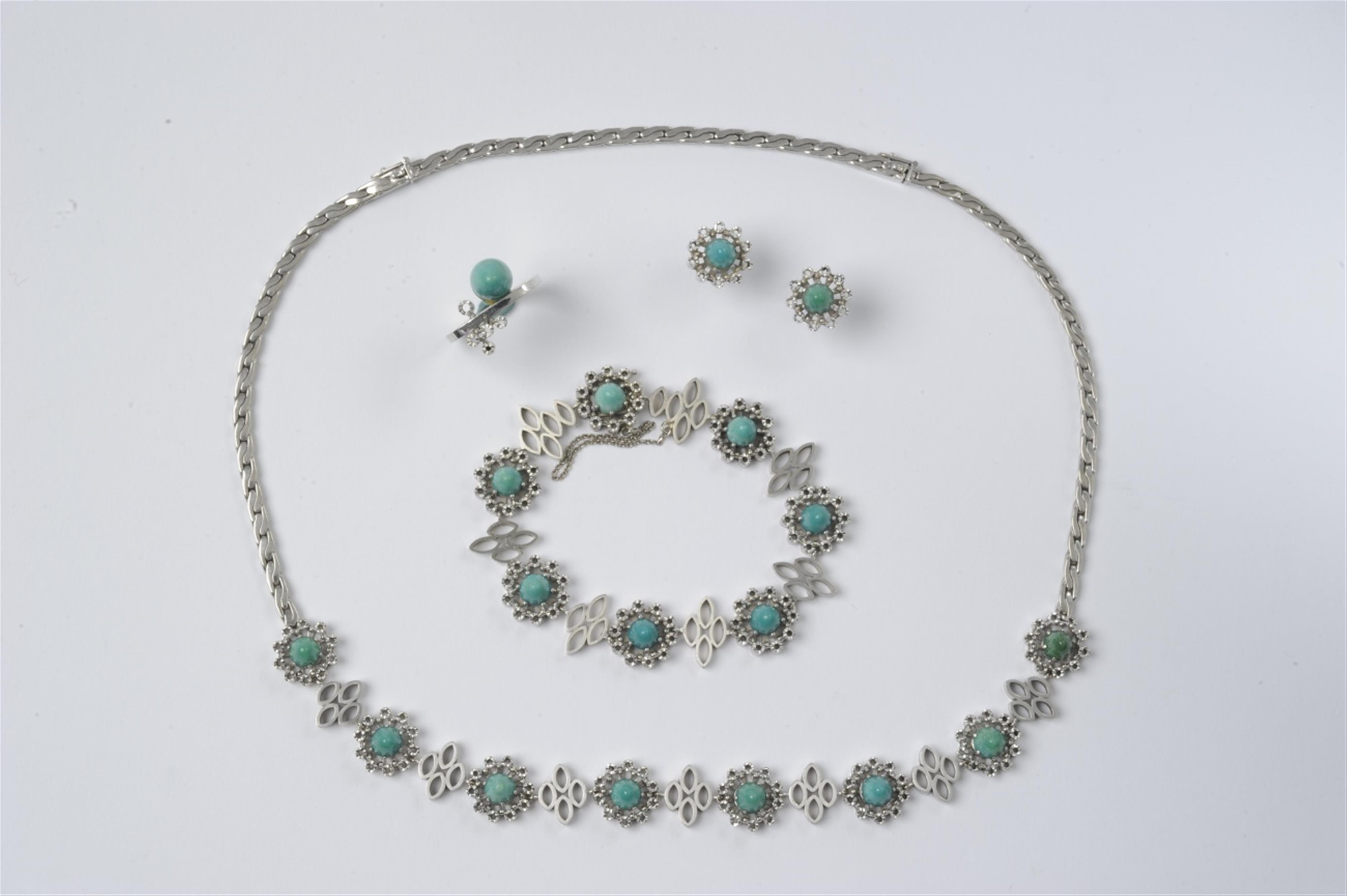An 18k white gold and turquoise garniture - image-1