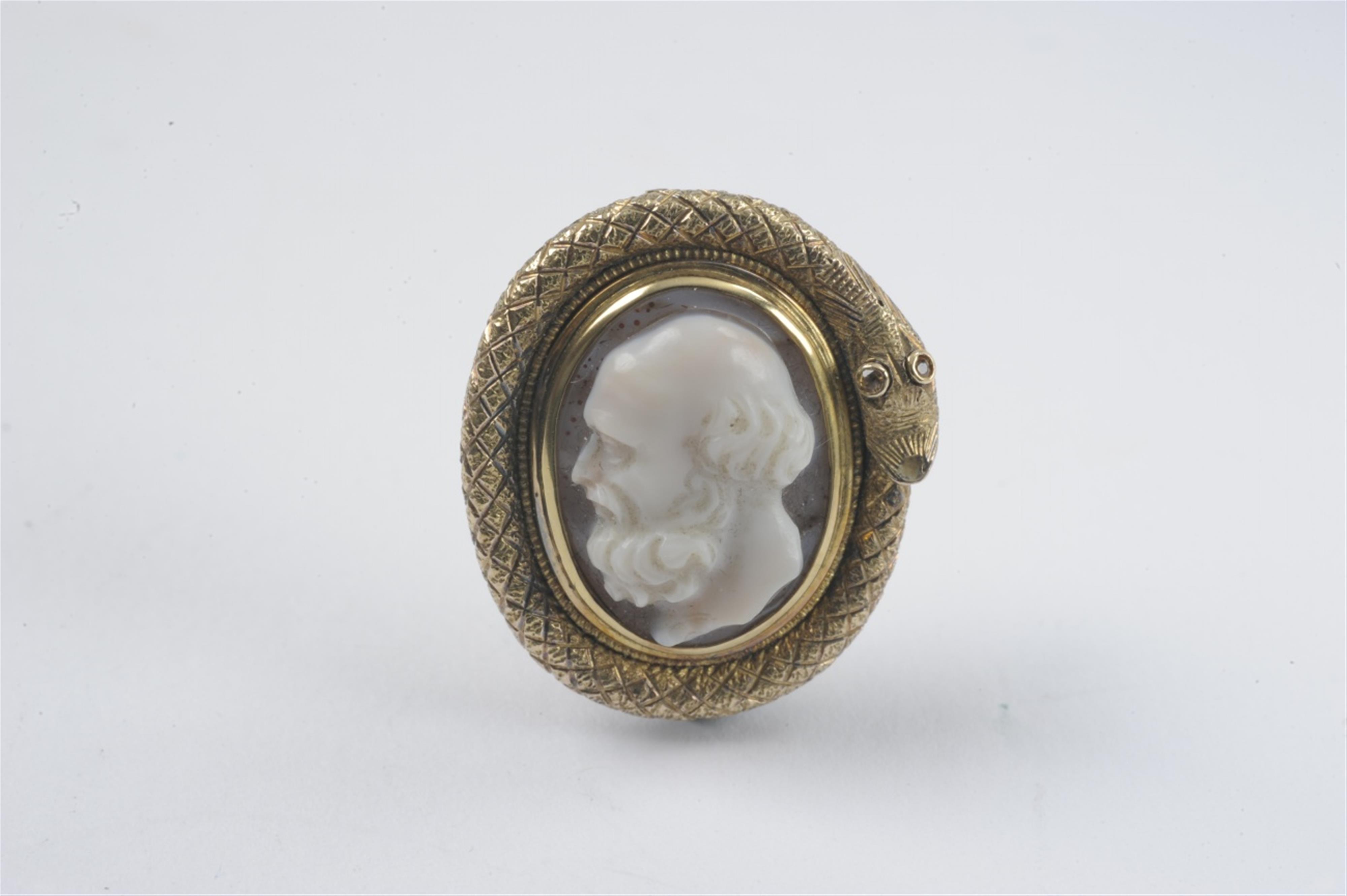 A Victorian 14k gold cameo brooch - image-1