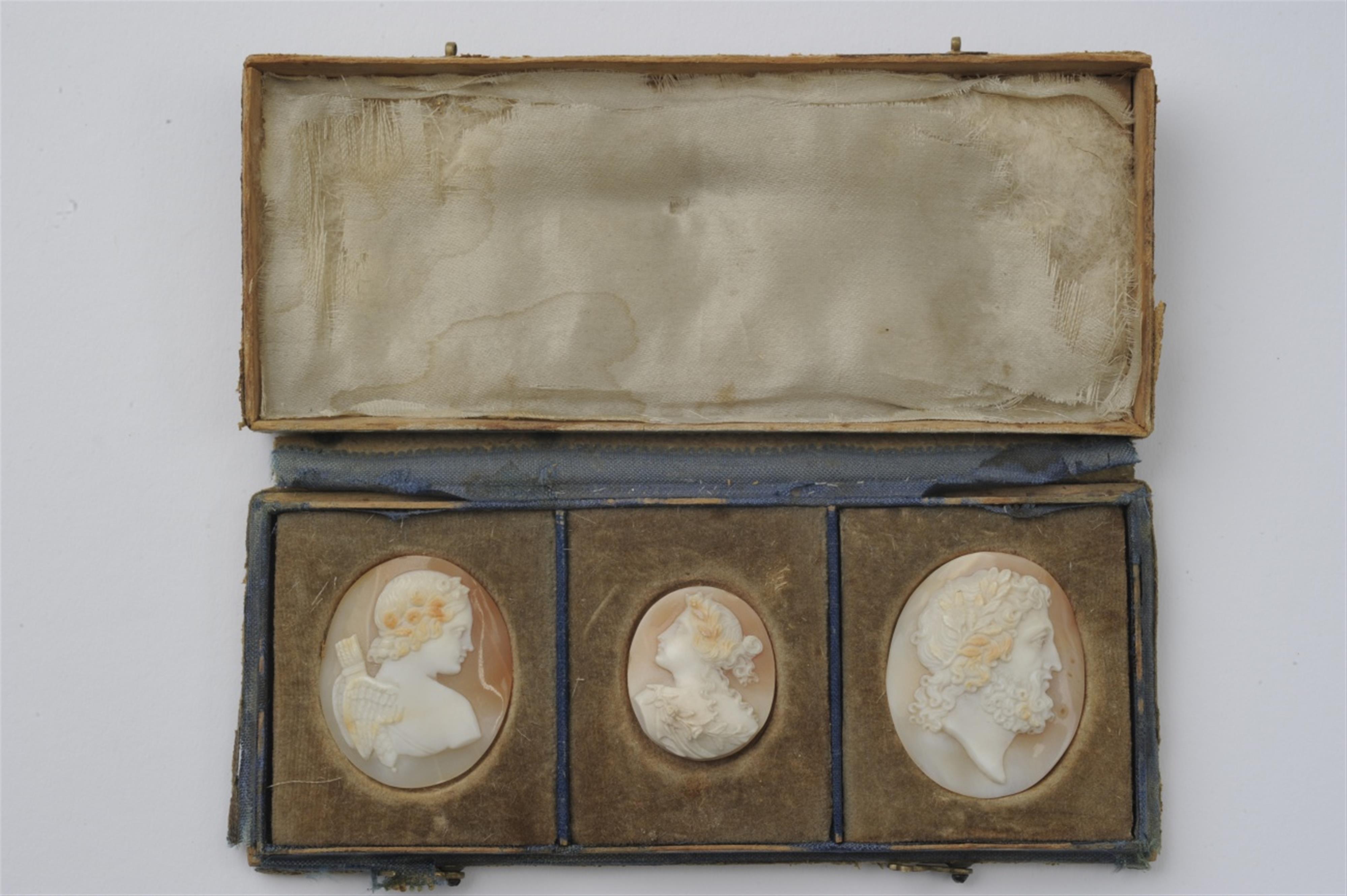 An Italien travel case with shell cameos - image-2