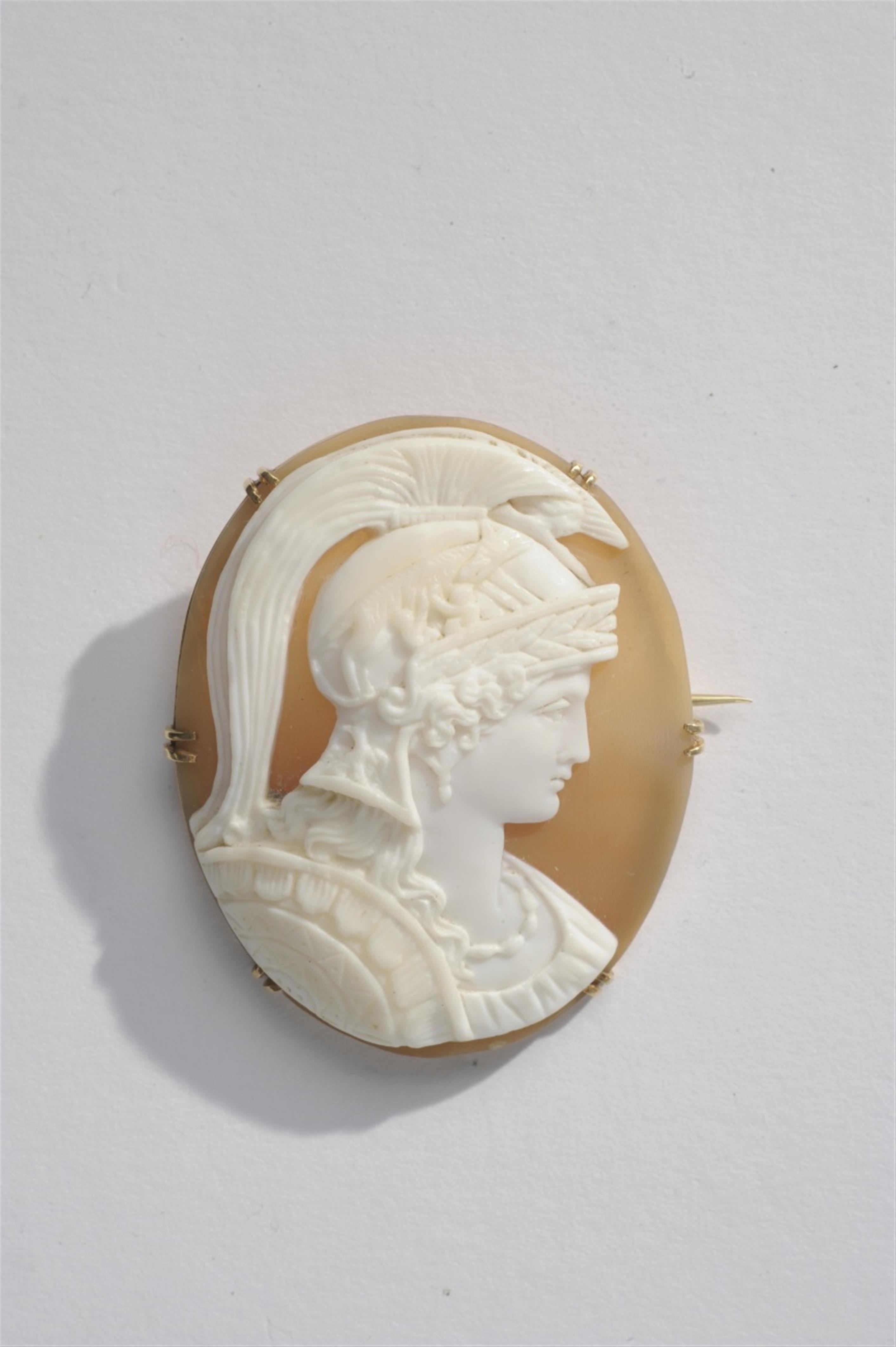 A 14k gold and shell cameo brooch - image-1