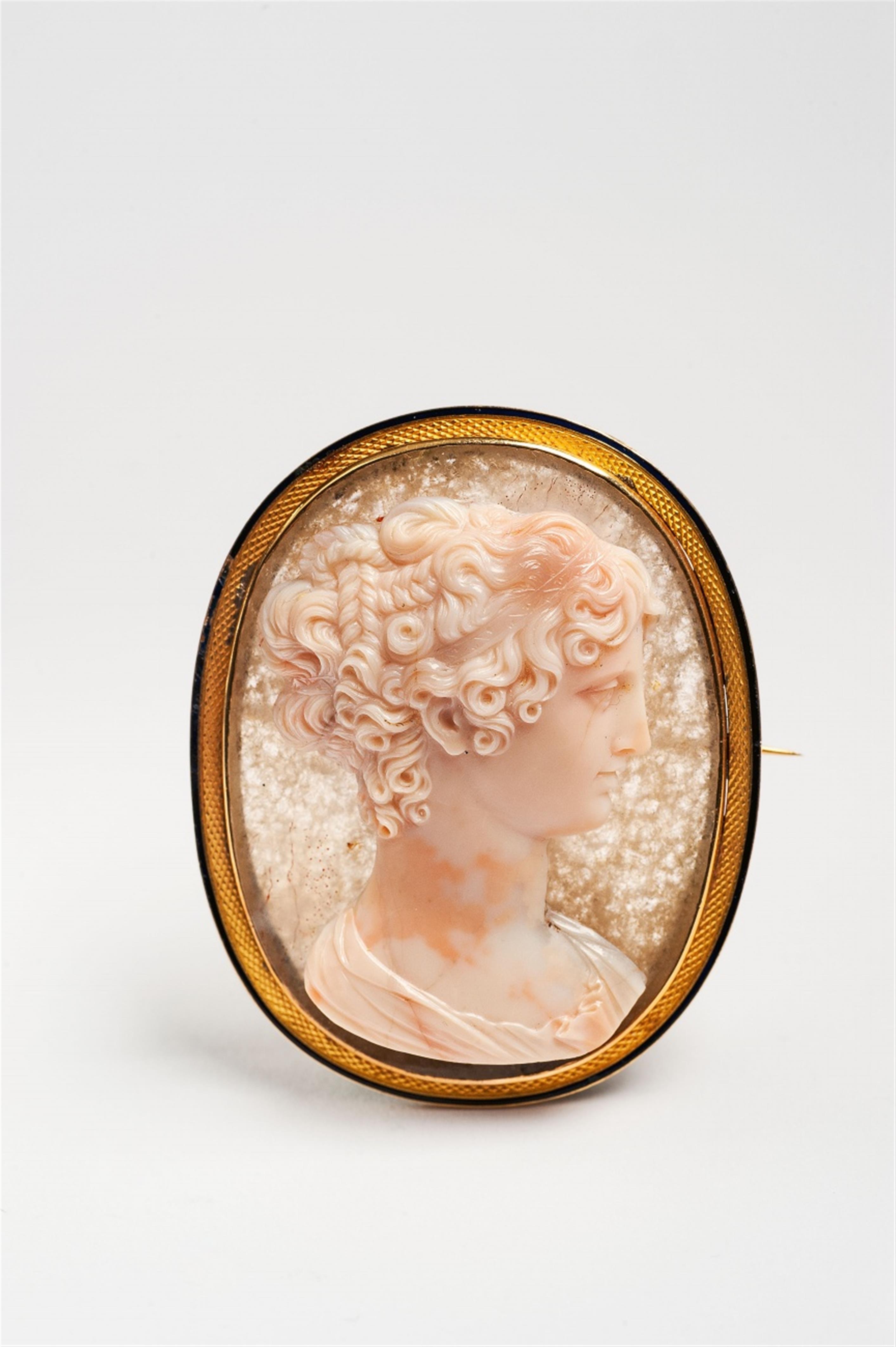 A 14k gold Neoclassical cameo brooch - image-2