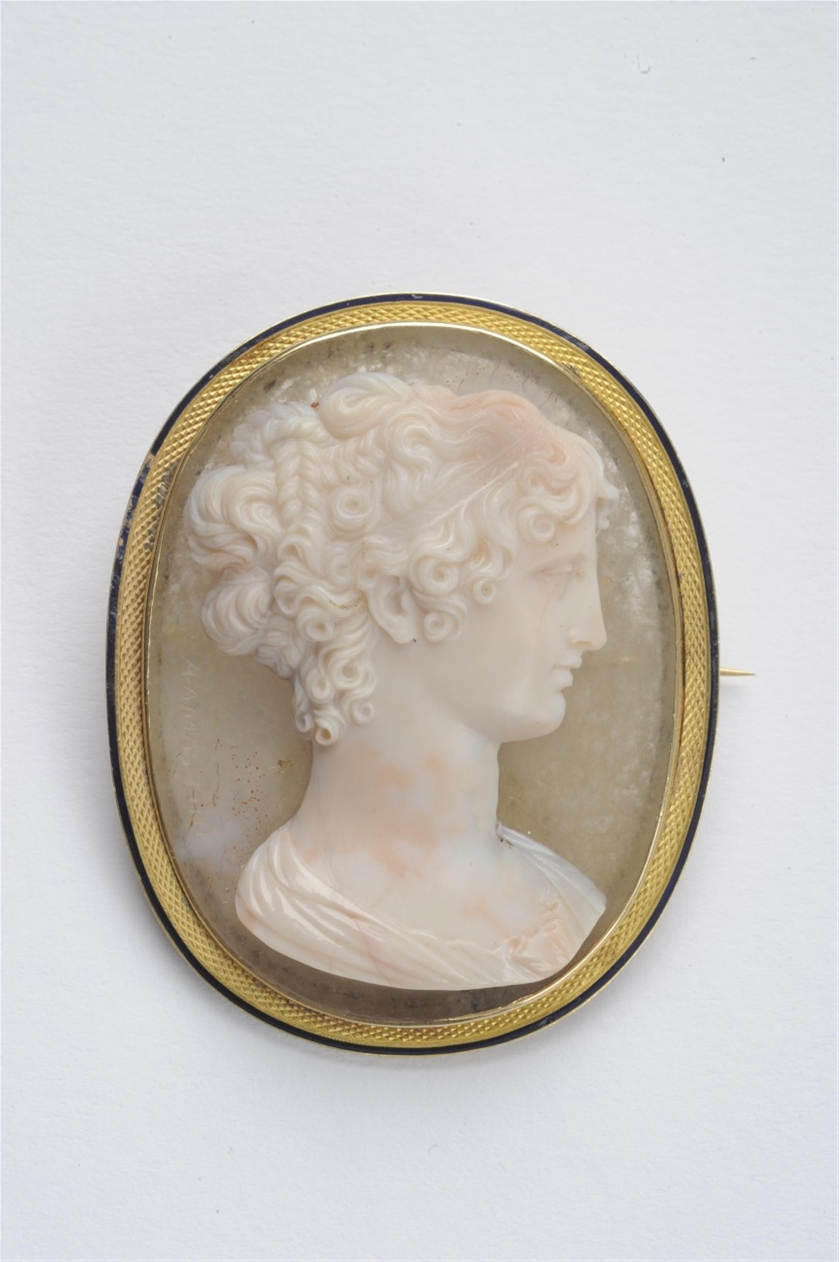 A 14k gold Neoclassical cameo brooch - image-1