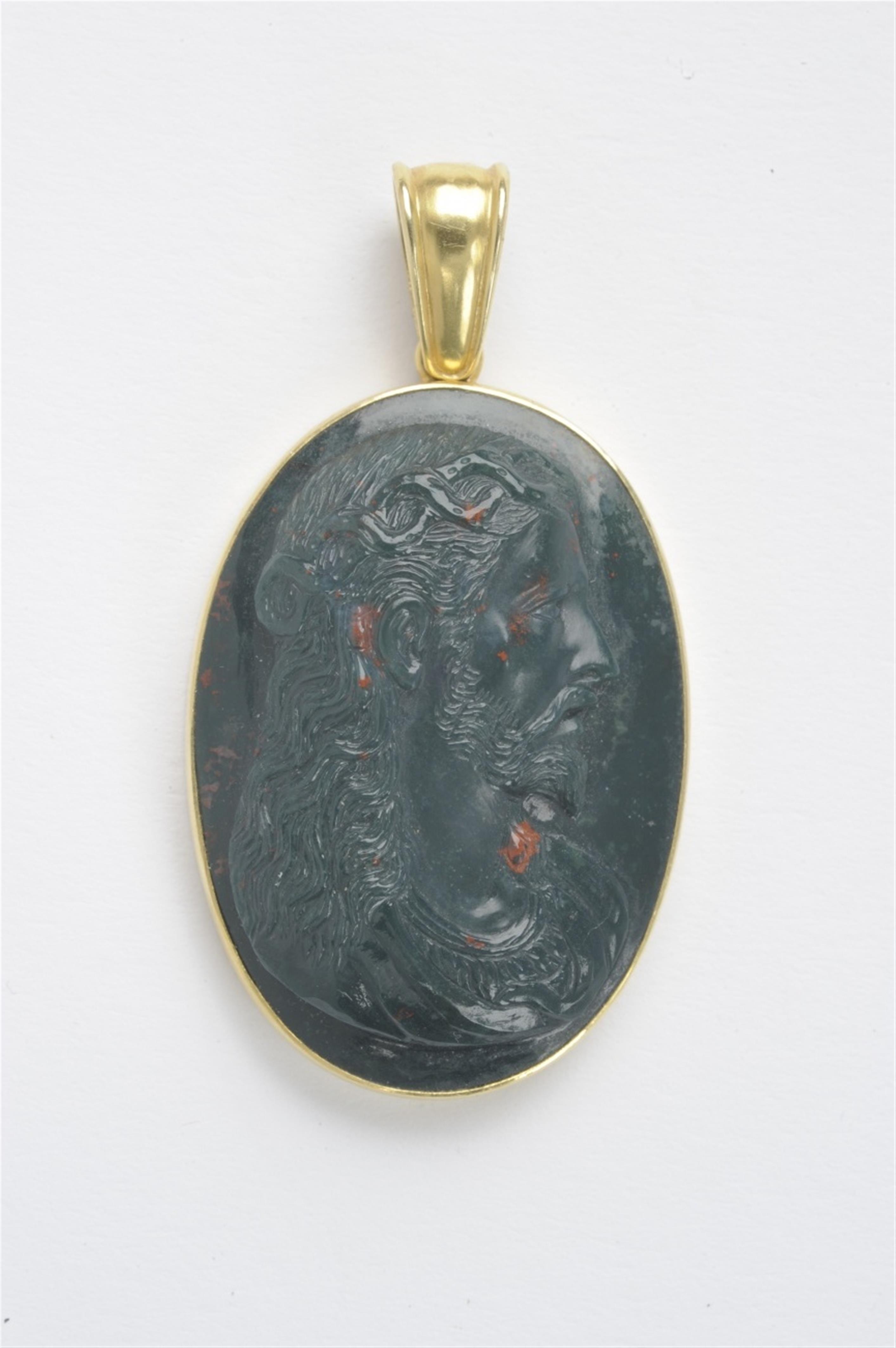 An 18k gold pendant with a heliotrope cameo - image-2