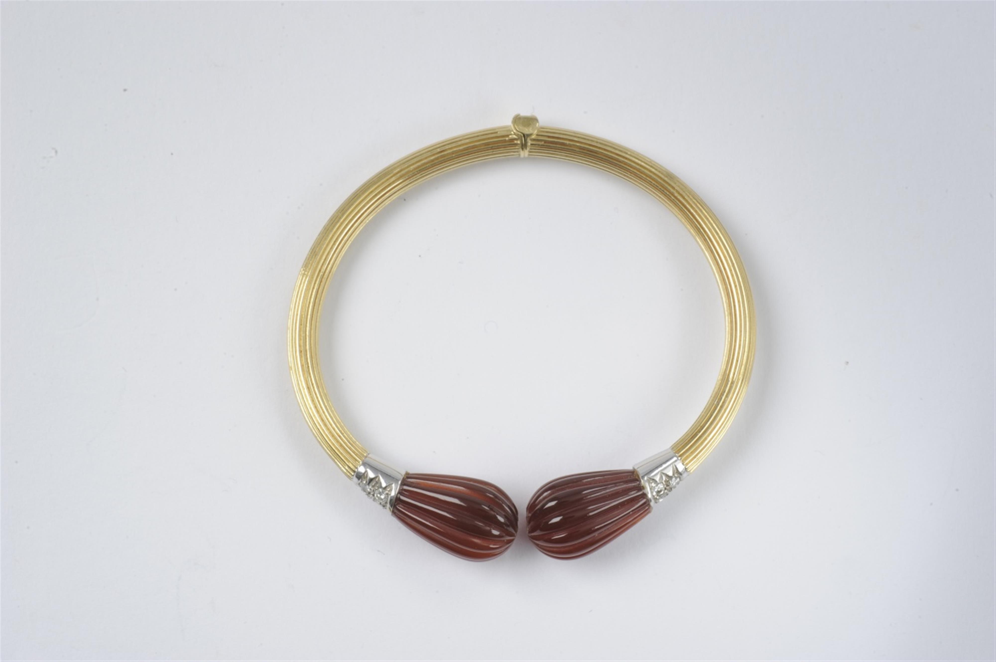 An 18k gold and carnelian bracelet - image-1