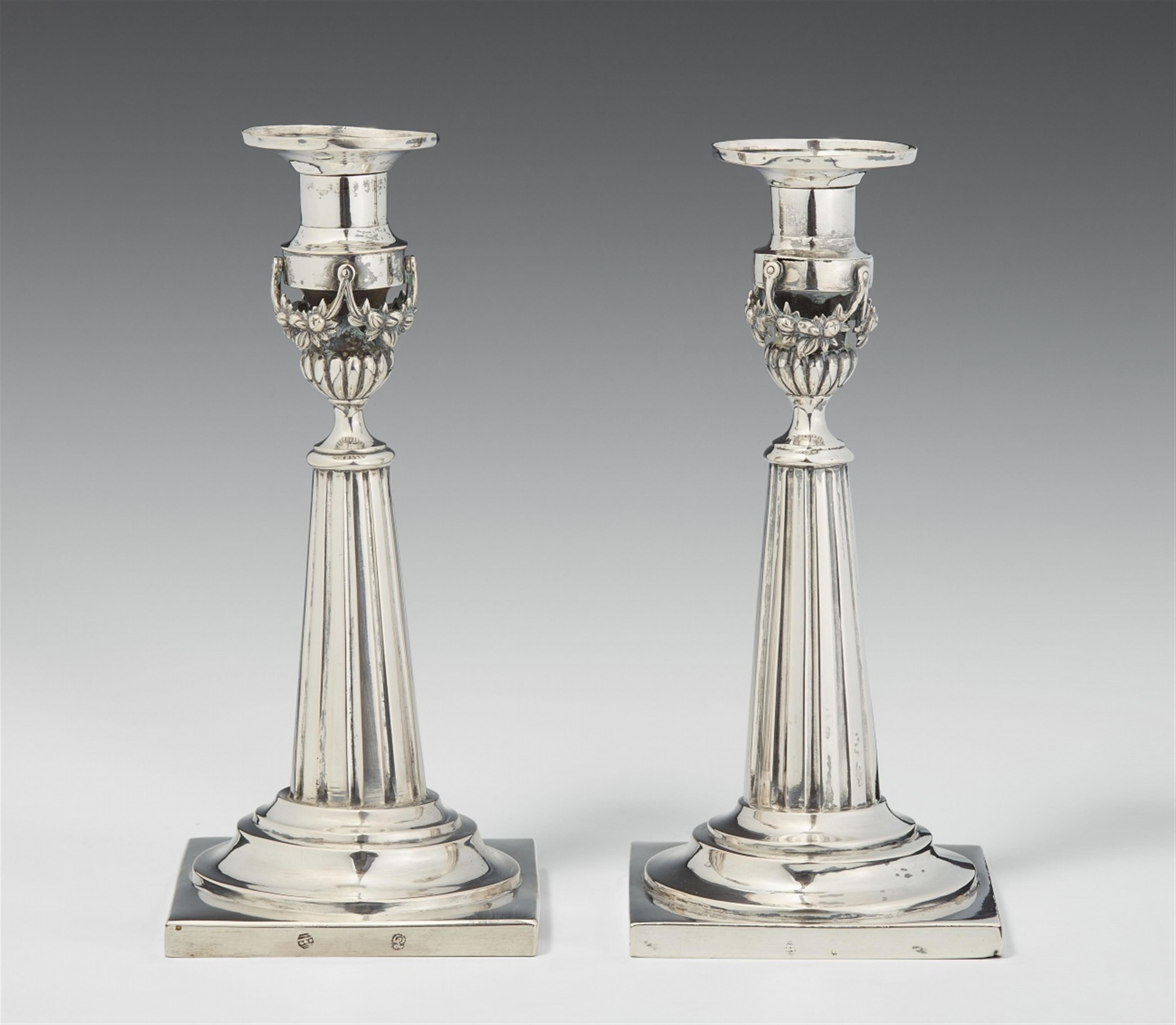 A rare pair of Rheine silver candelabra. Marks of Franz Peter Laforme, late 18th C. Seltenes Rheiner Leuchterpaar - image-1
