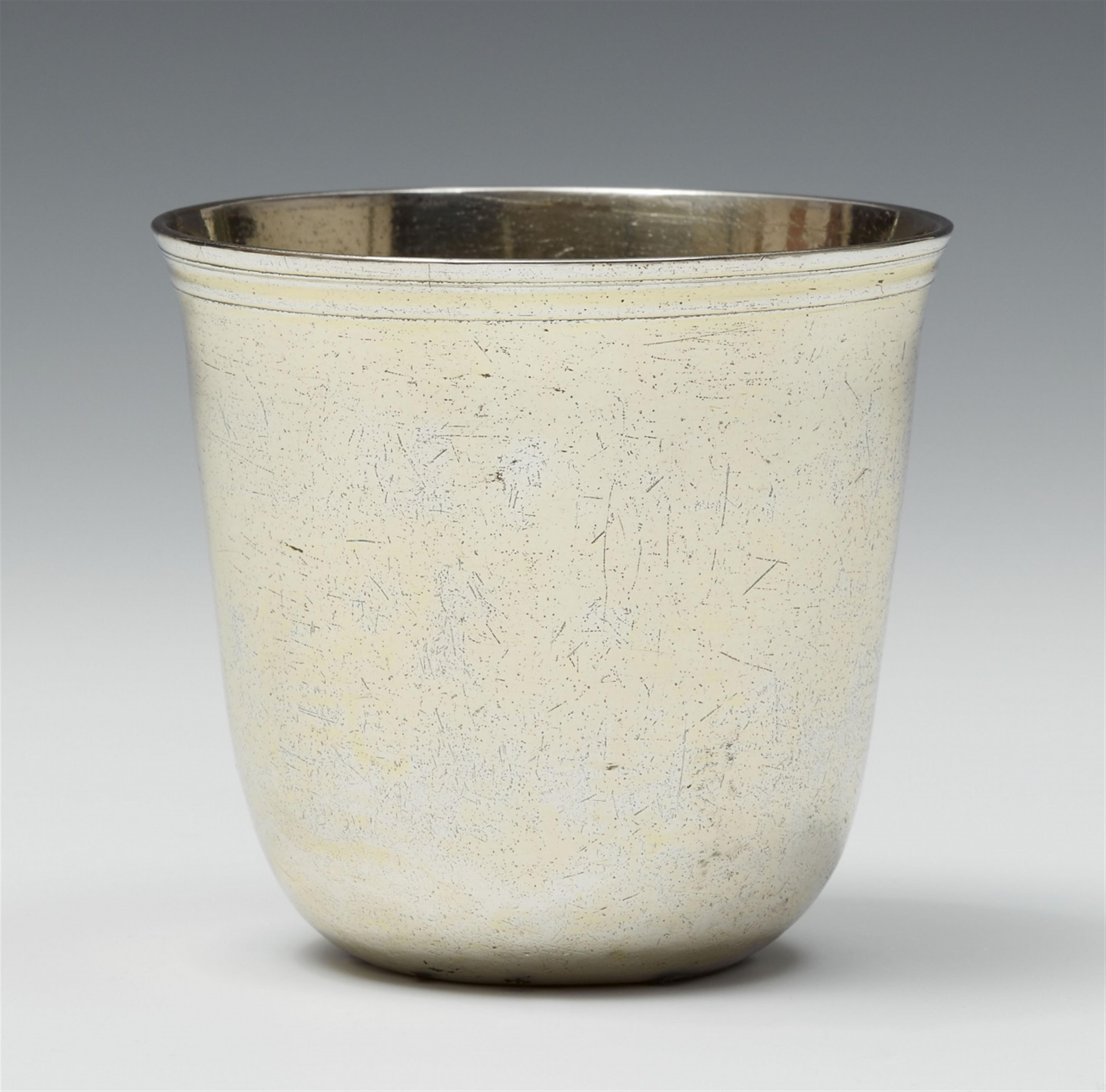 A small Strasbourg silver beaker. Marks presumably of Johann Jacob Lung, ca. 1740. - image-1