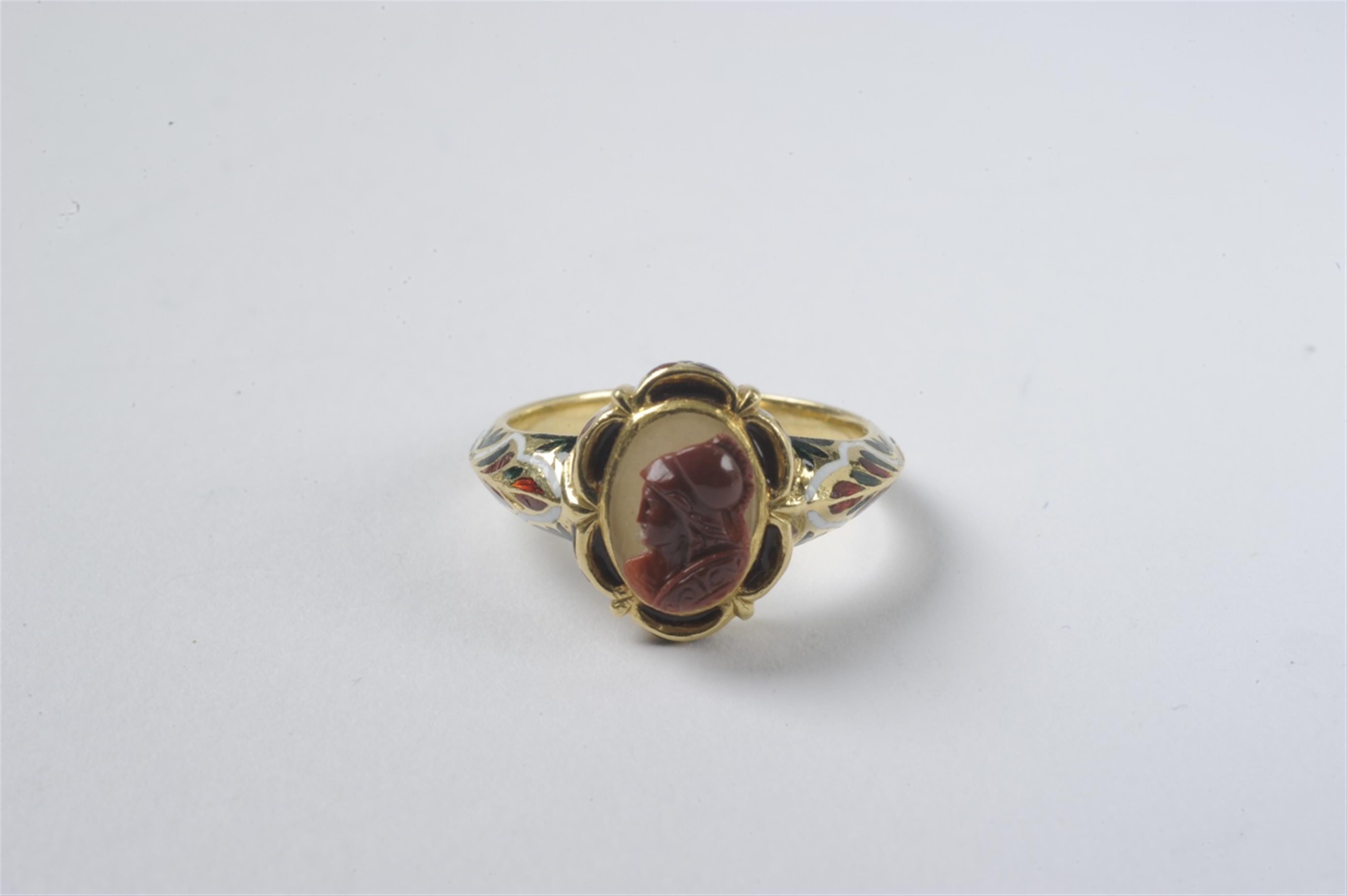 An 18k gold Renaissance Revival cameo ring - image-1