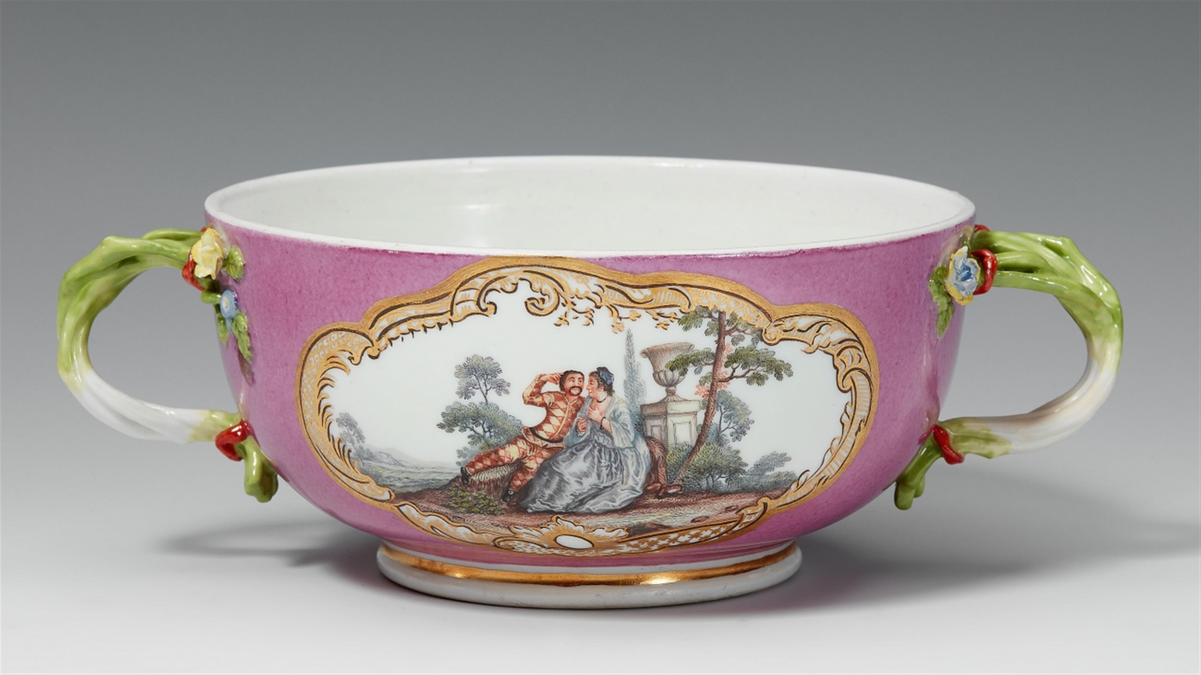 A Meissen porcelain bowl with commedia dell'arte decor - image-1