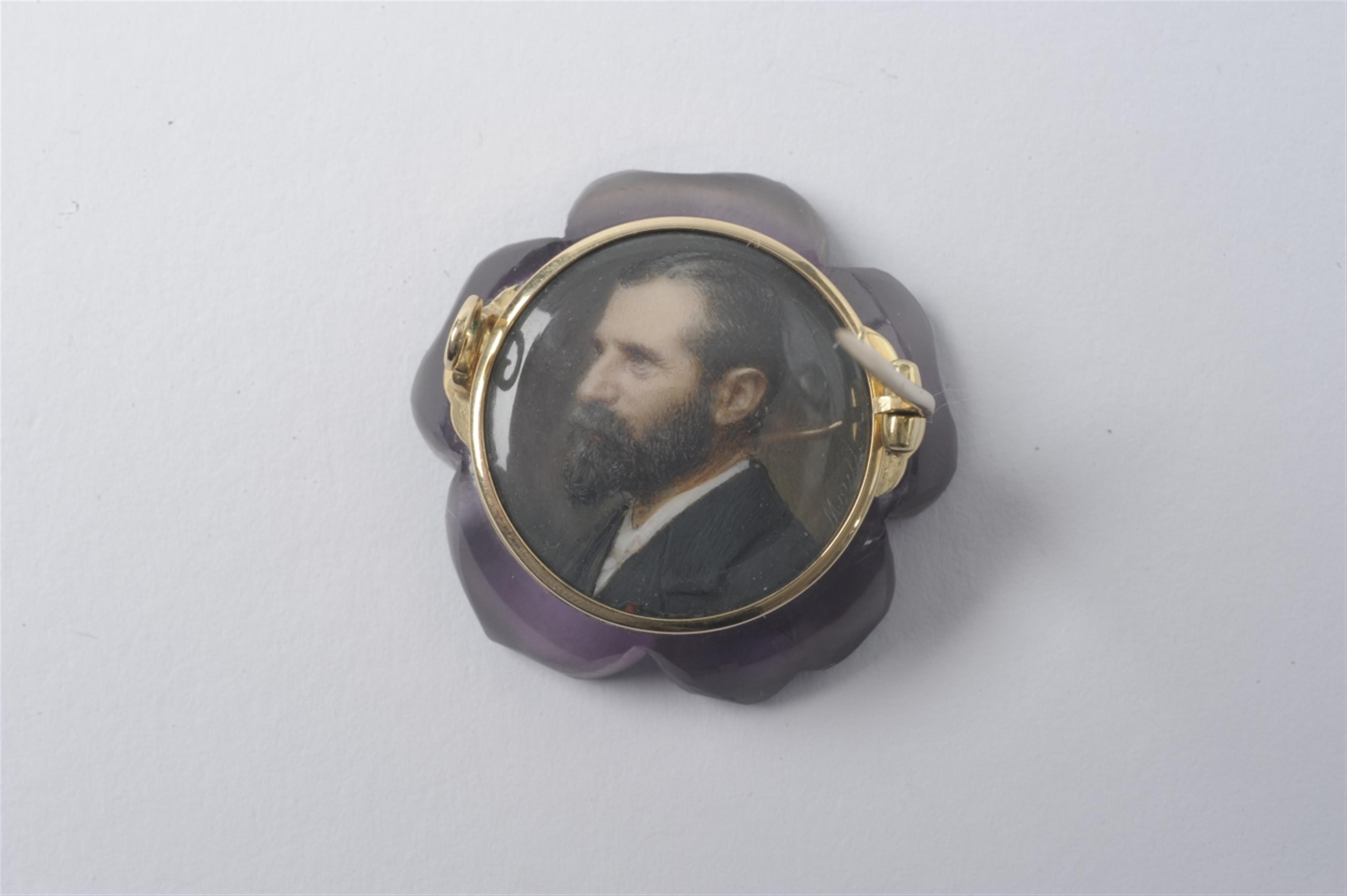 An 18k gold memorial brooch with a portrait miniature - image-2