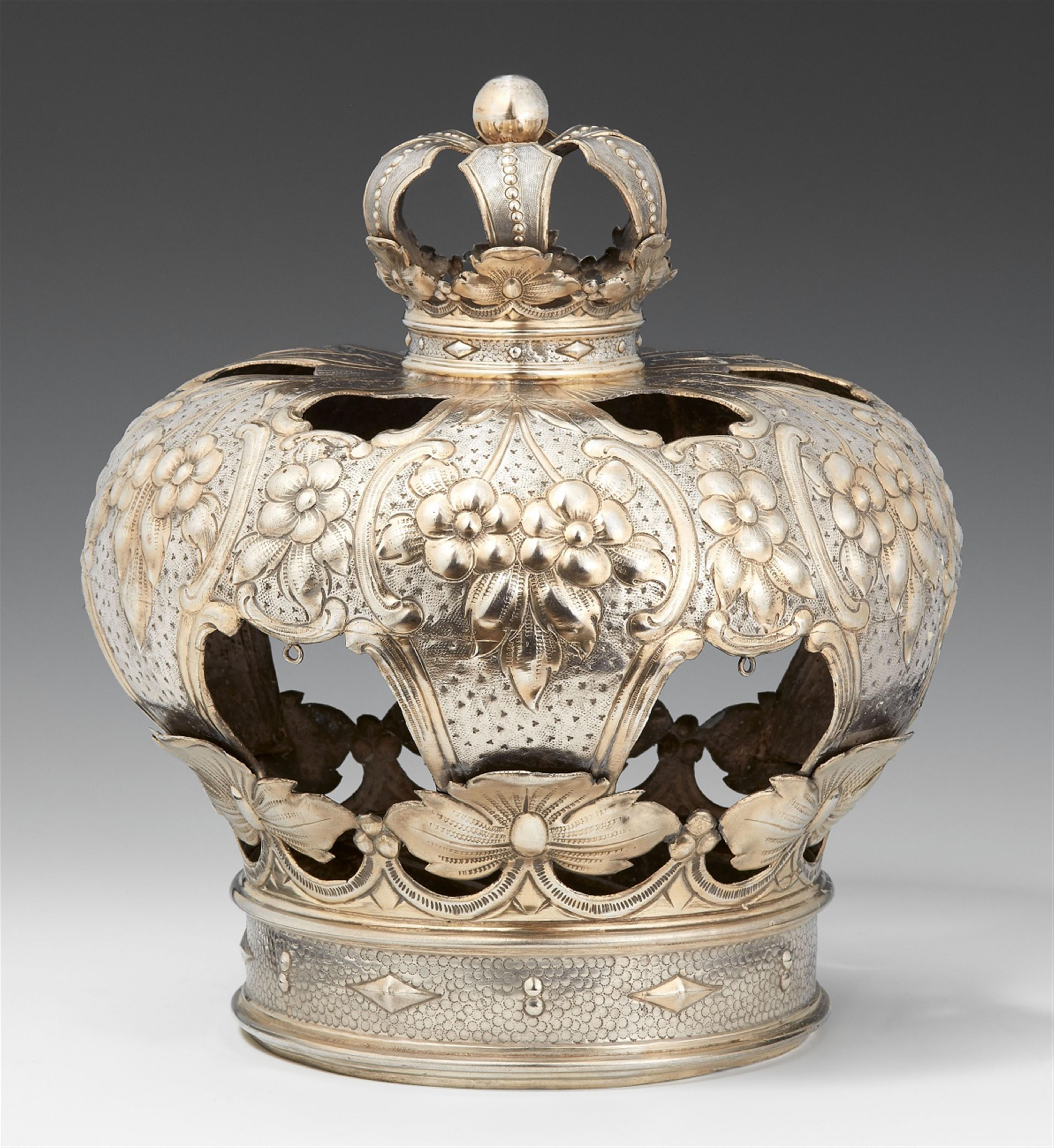 A Vienna parcel gilt silver Torah crown. Indistinct maker's mark "AS", late 19th C. - image-1