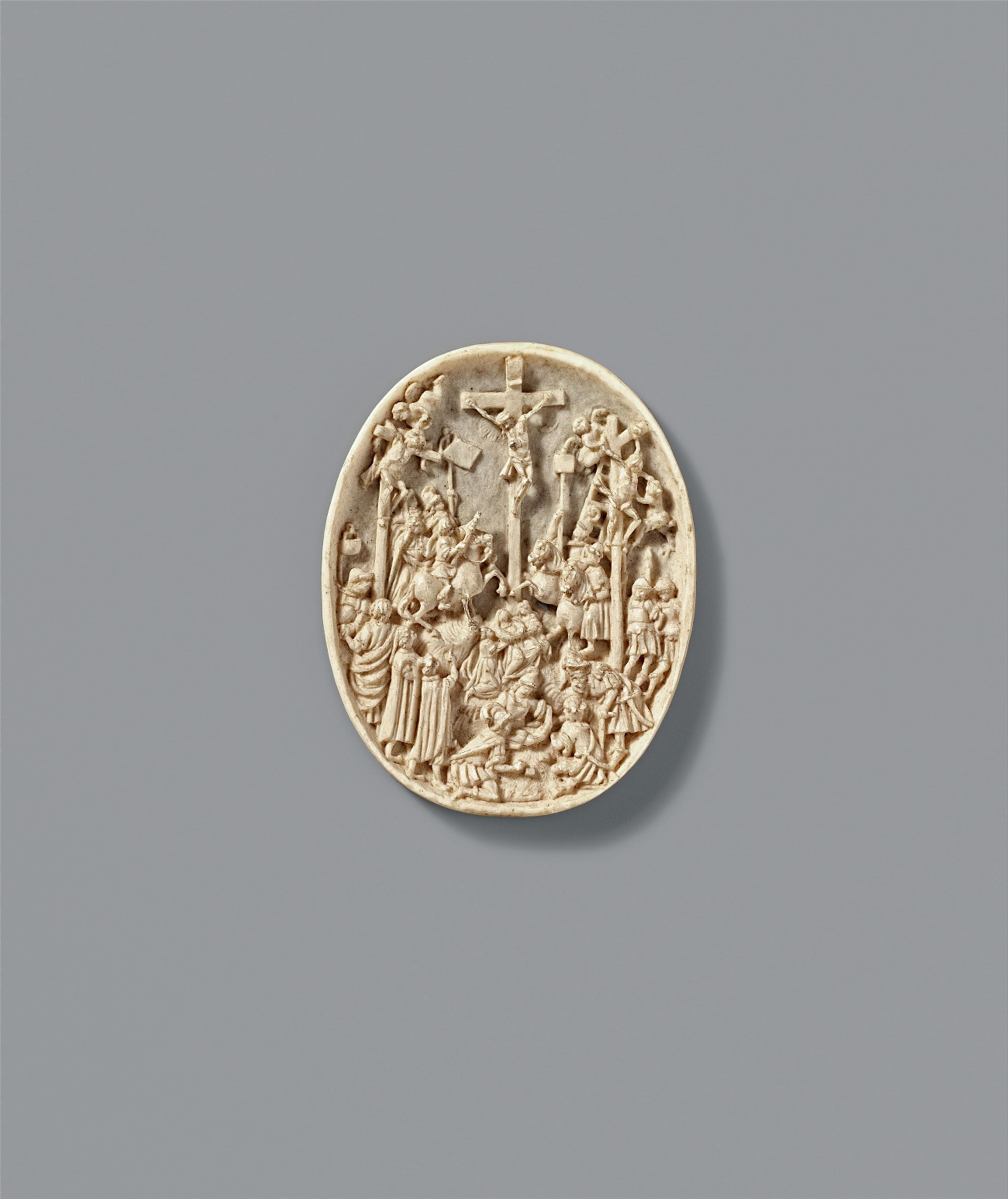 German mid-16th century - A German mid-16th century carved ivory medallion depicting the Crucifixion - image-1