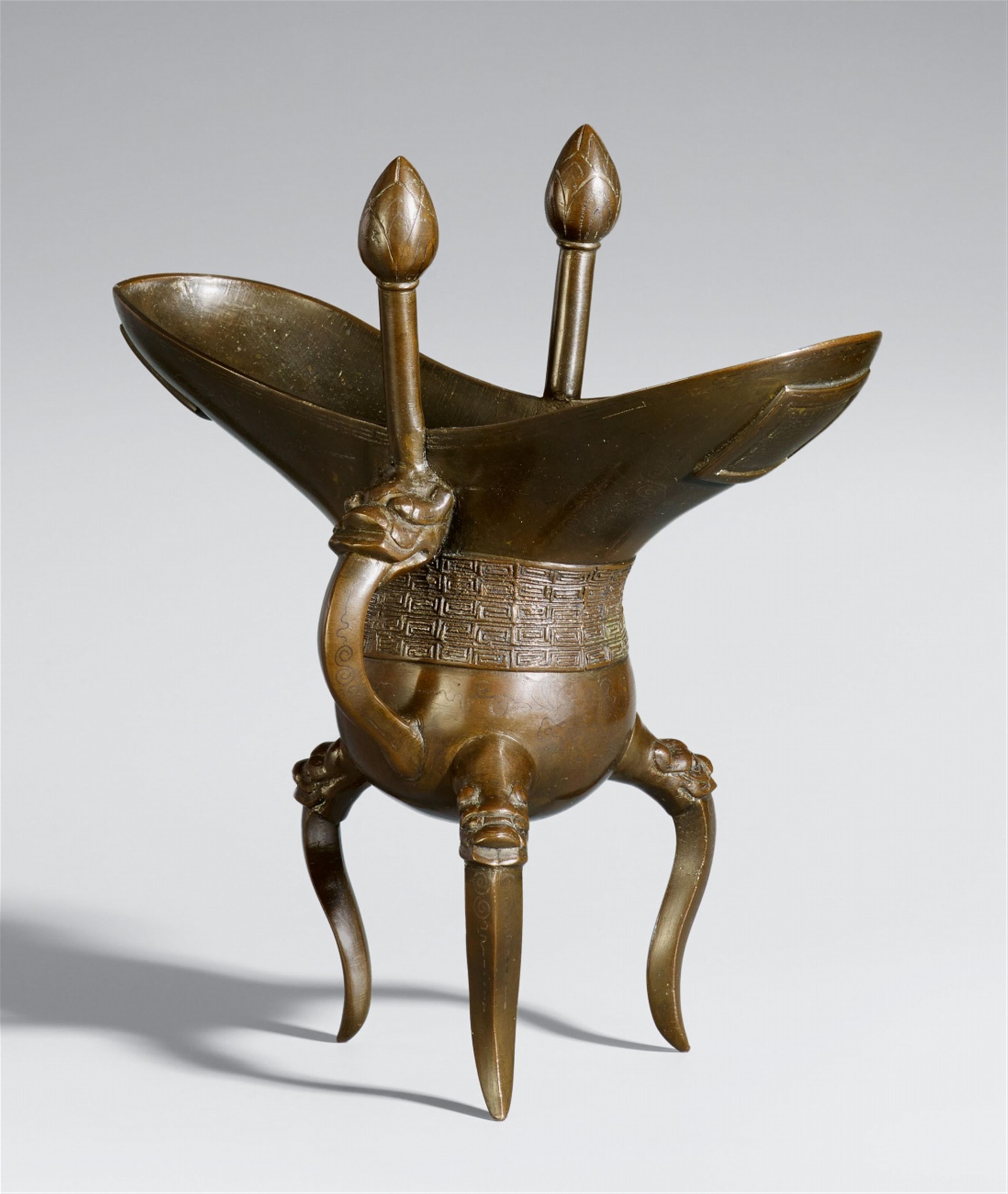 A bronze libation cup in shape of an archaistic jue. 18th century - image-1