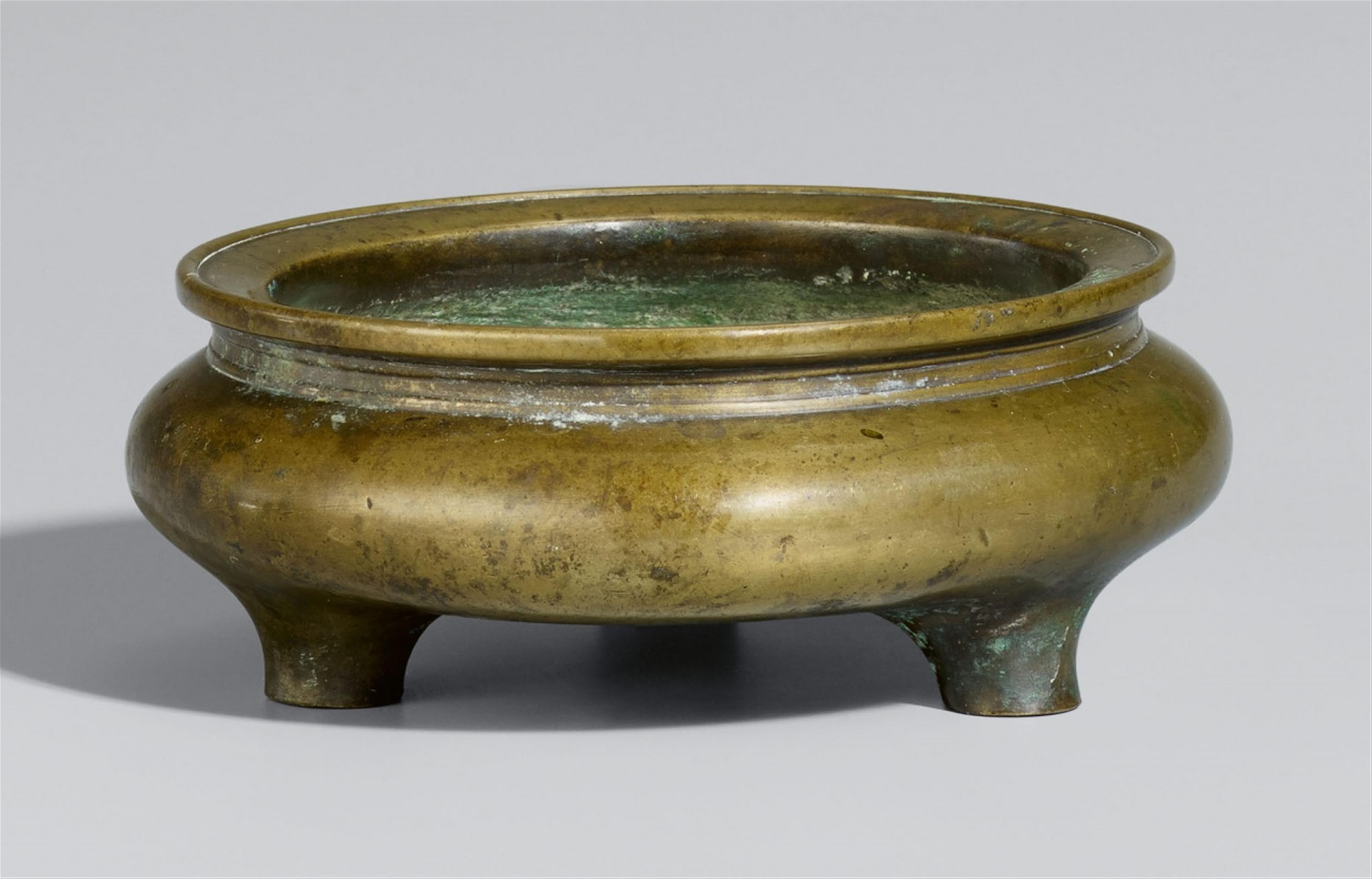 A bronze incense burner. Qing dynasty - image-1