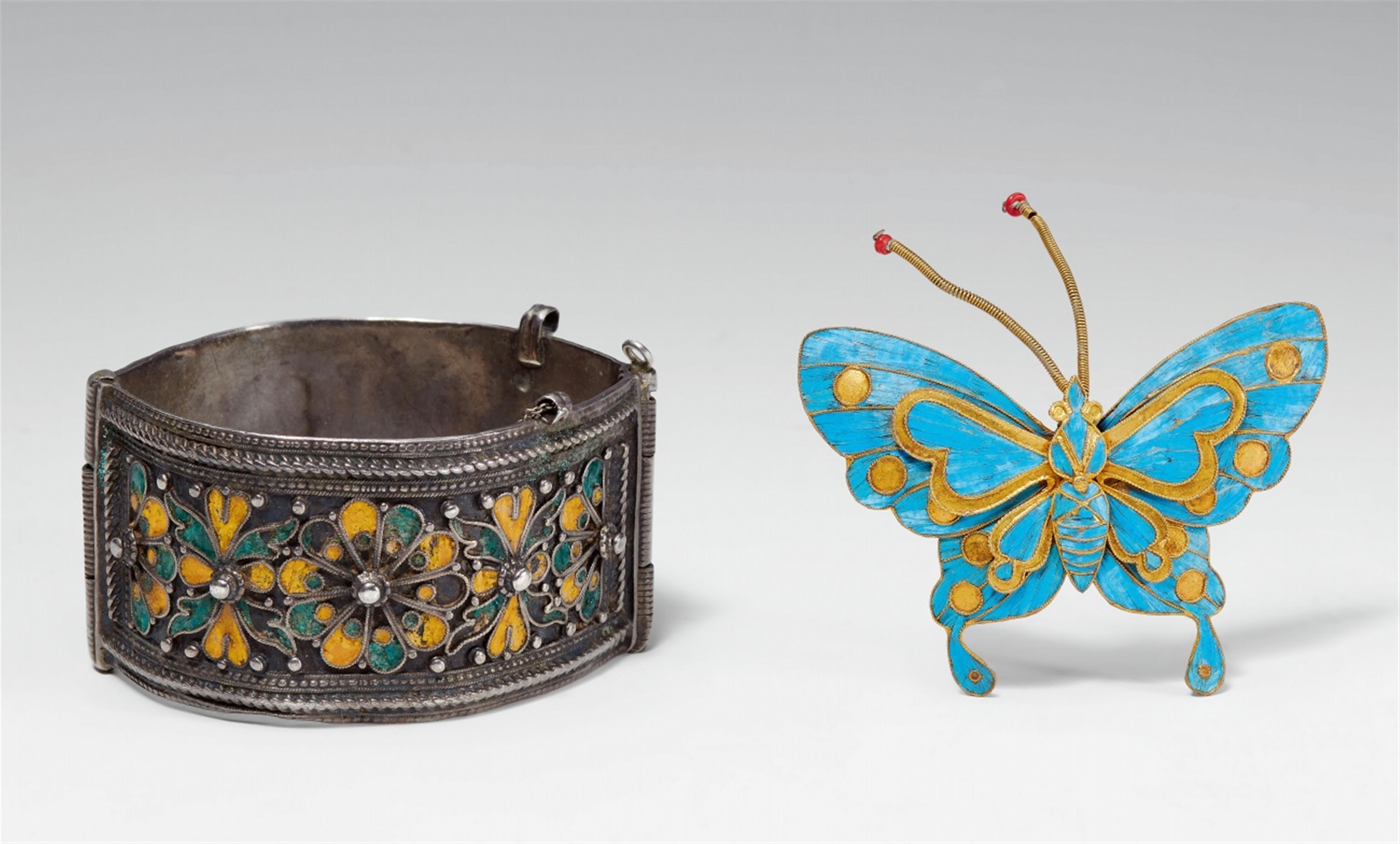 A silver and enamel bracelet and a kingfisher ornament. Around 1900 - image-1