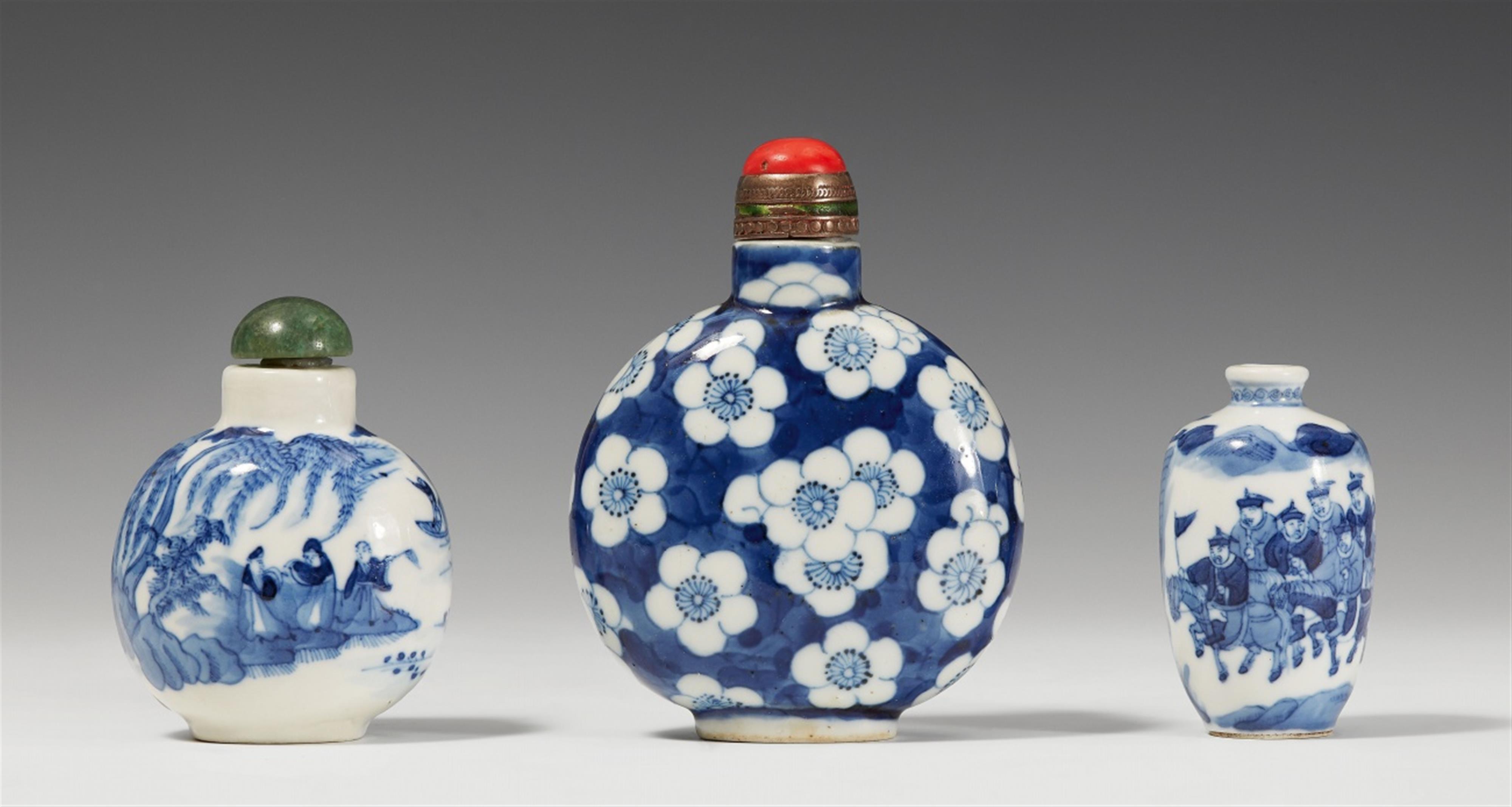 Three blue and white porcelain snuff bottles. 19th/20th century - image-1