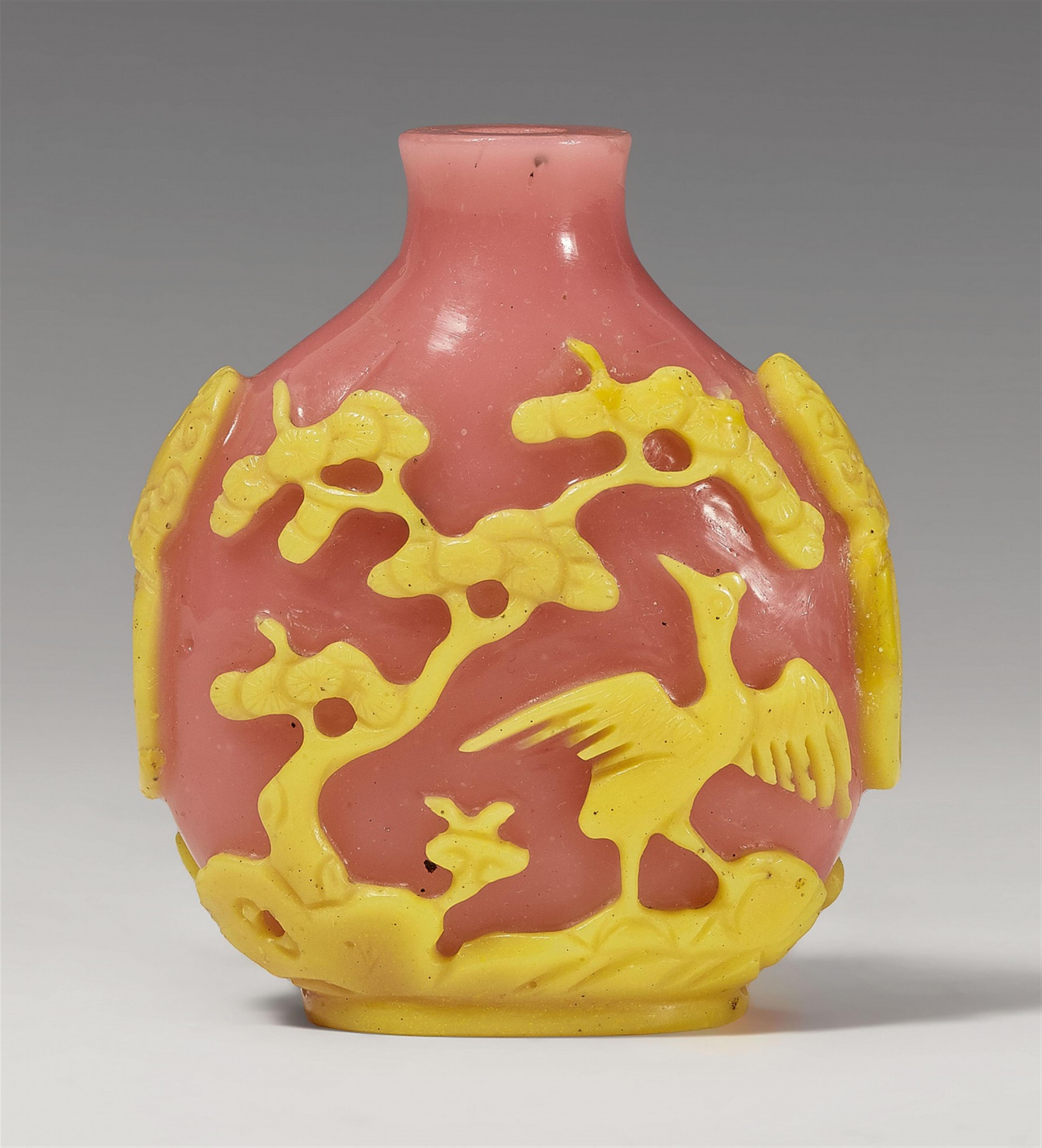 A pink and yellow glass snuff bottle. 19th century - image-1