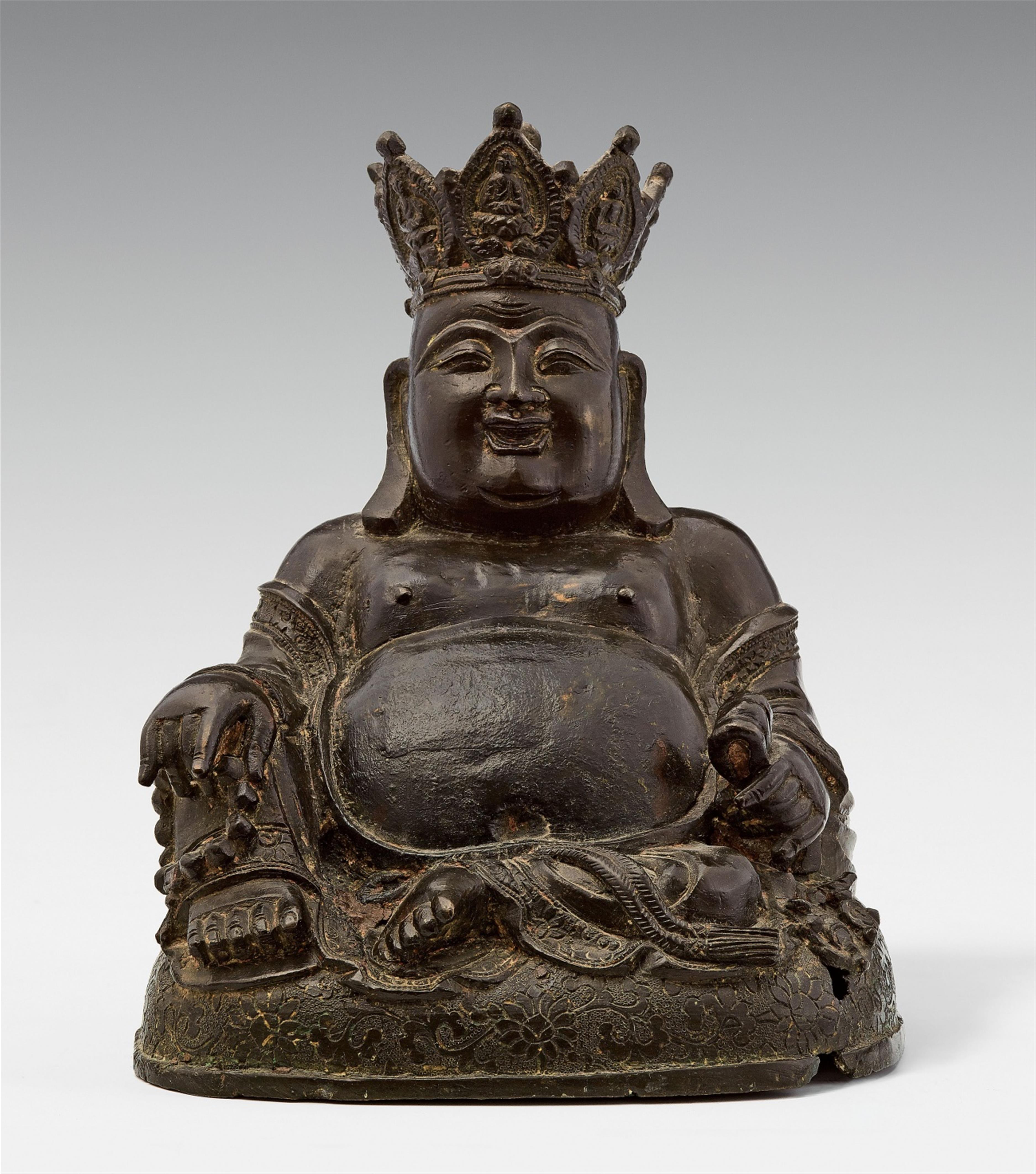 Bekrönter Milefo, auch Budai genannt. Bronze. Frühe Qing-Zeit - image-1